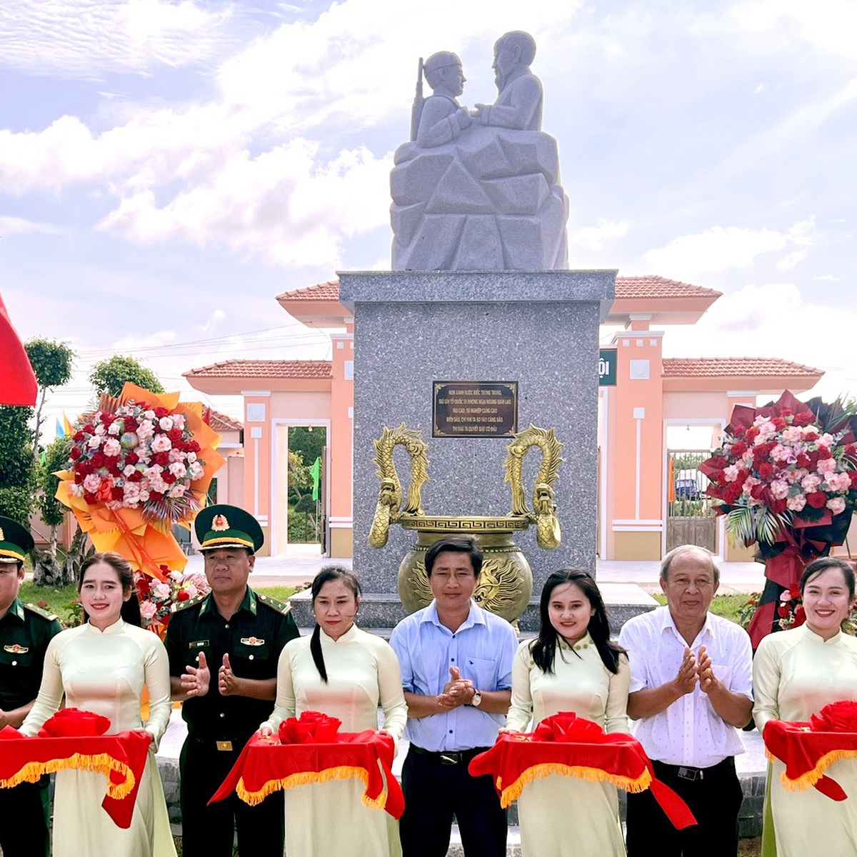 Khánh thành tượng đài Bác Hồ với chiến sĩ Bộ đội biên phòng tại Vĩnh Long