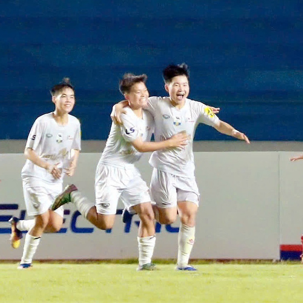 Ba quả phạt đền trong một trận đấu với tỉ số 7-0