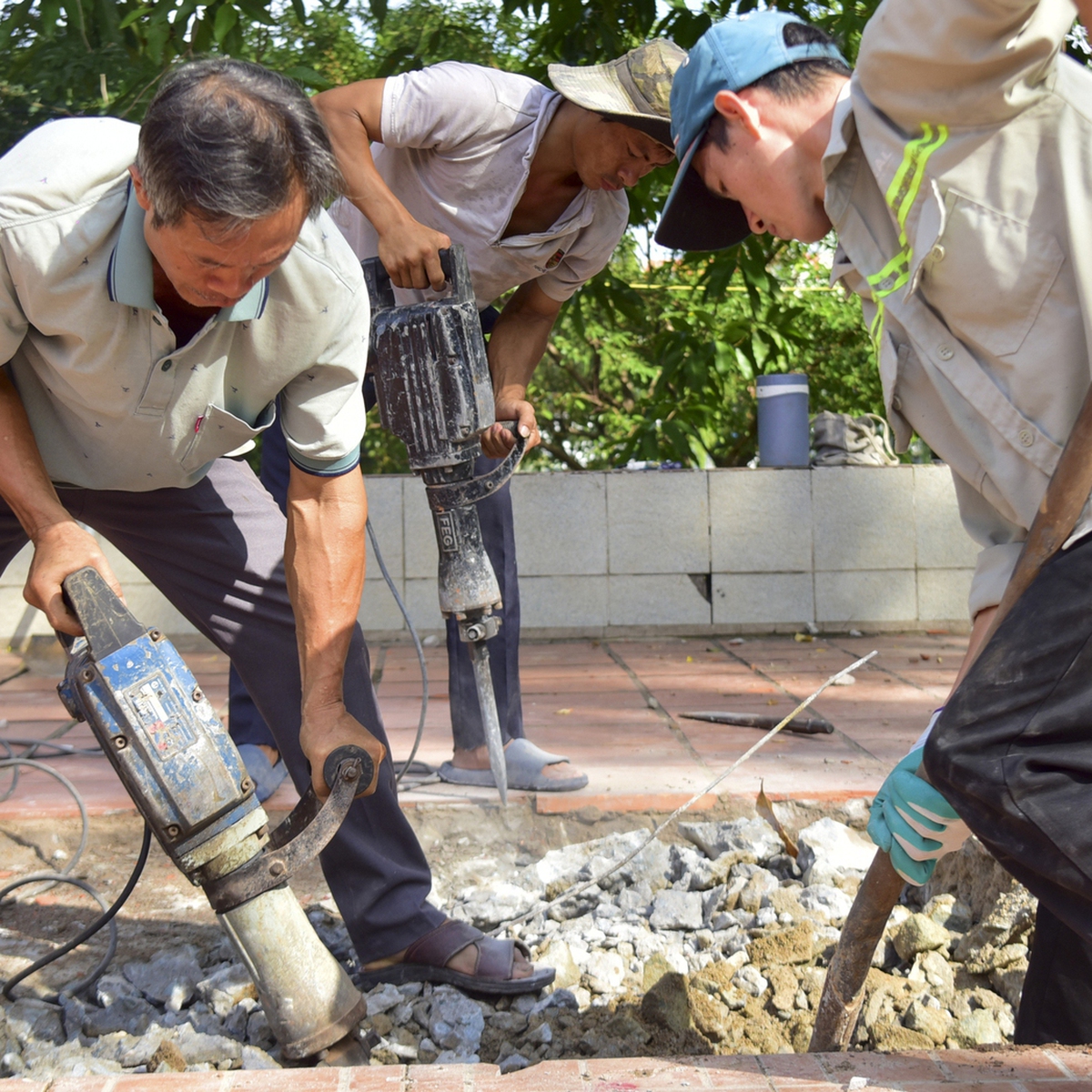 Đào đất móng trụ, chuẩn bị di dời bia tưởng niệm anh hùng liệt sĩ ở công viên Lê Thị Riêng