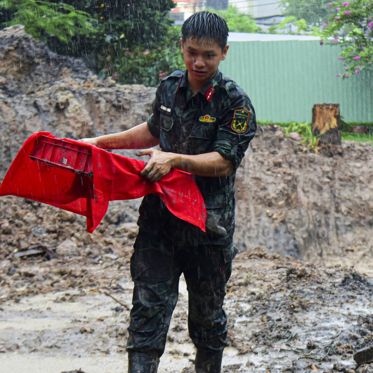 Miệt mài dưới trời mưa tìm hài cốt liệt sĩ trong hố chôn thứ hai tại công viên Lê Thị Riêng