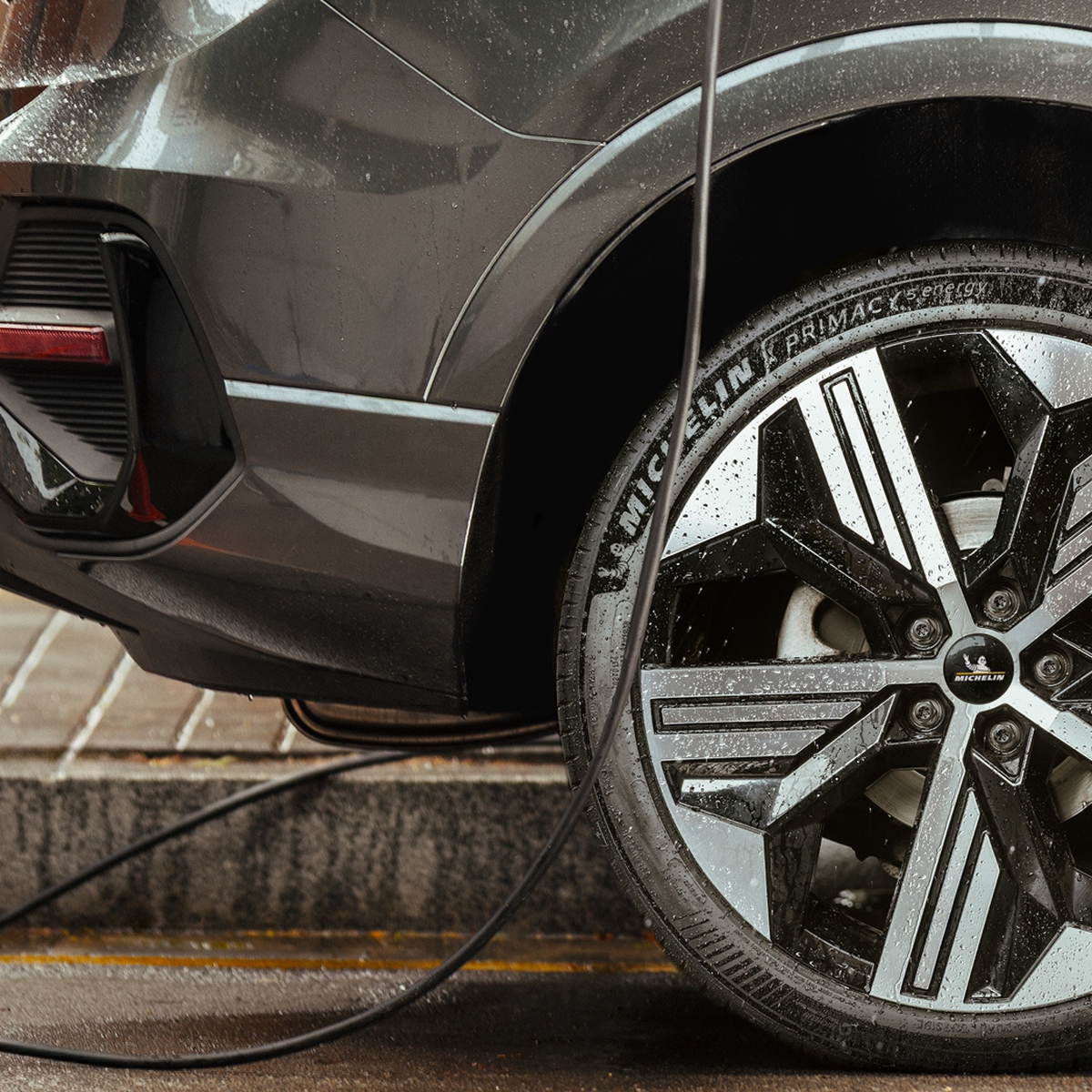 Michelin ra mắt 2 dòng lốp mới ở Việt Nam, tương thích từ xe VinFast đến Mercedes