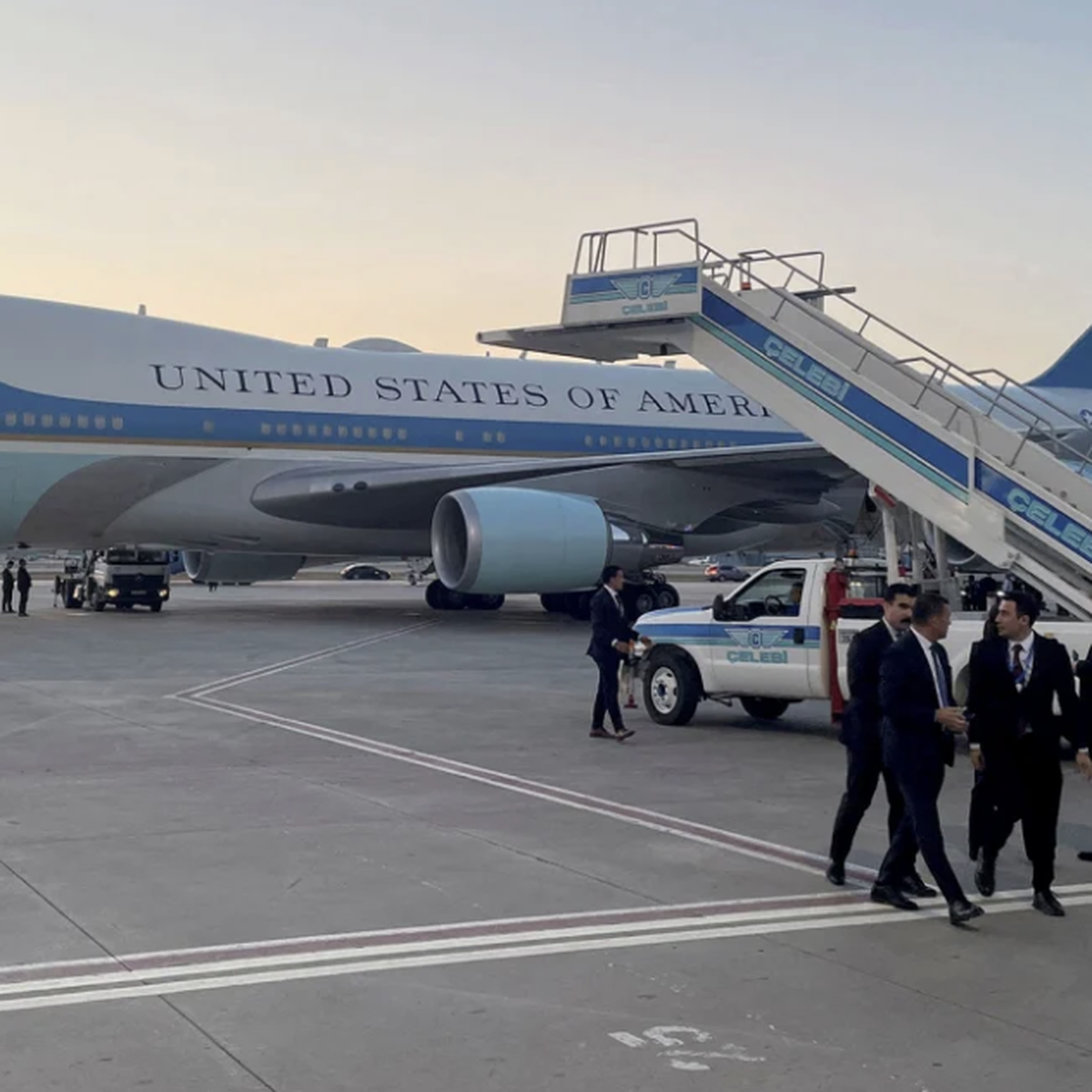 Hé lộ loại vũ khí đe dọa khiến ông Trump phải bí mật rời chiếc Air Force One bằng xe chở suất ăn
