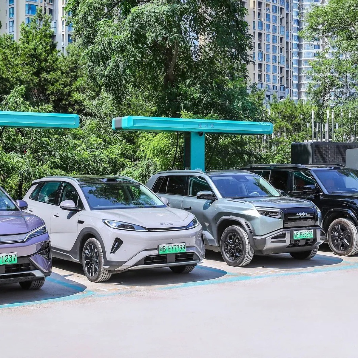 Trạm xăng có trụ sạc xe điện, ghế ngả và thiết bị sức khỏe cho tài xế chờ sạc