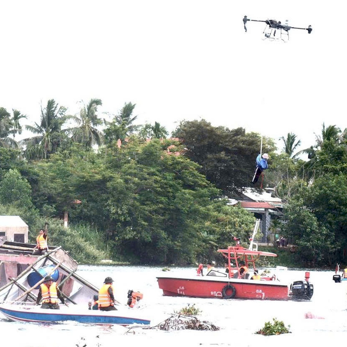 Huế diễn tập dùng drone cứu người trong mưa lũ