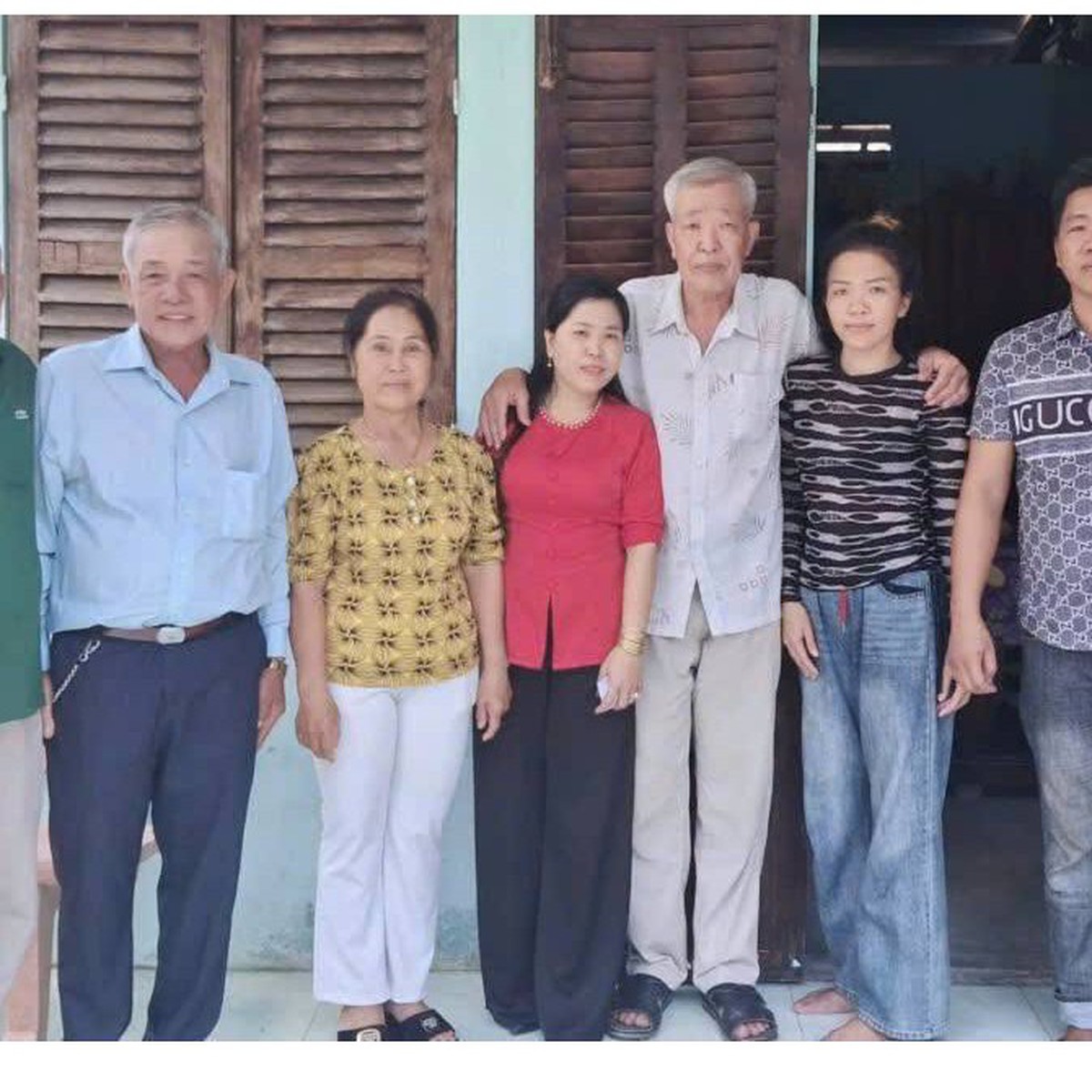 Cuộc đoàn tụ đầy xúc động của con gái và cha ruột sau 43 năm thất lạc