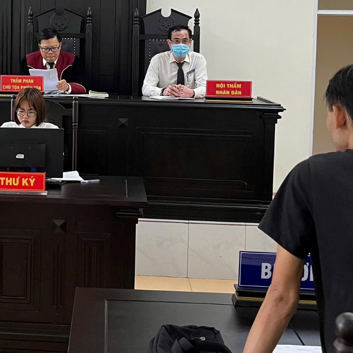 Xét xử sơ thẩm vụ tranh chấp về cấp dưỡng nuôi con với nguyên đơn là Viện kiểm sát nhân dân