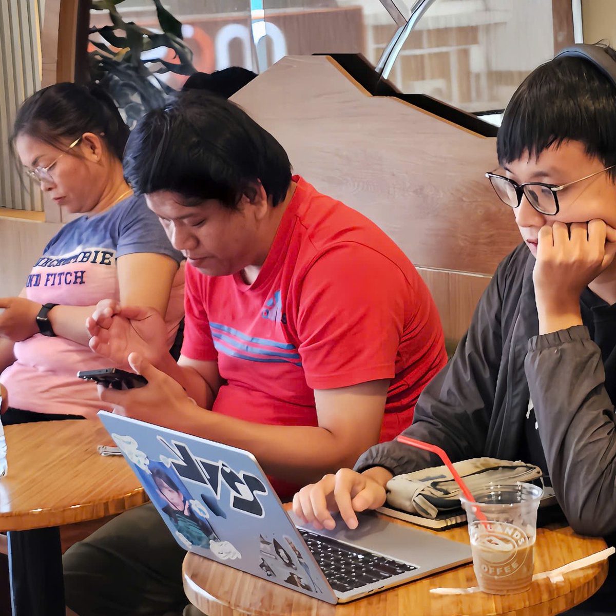 Gen Z thích làm việc tại quán cà phê hơn ở nhà?