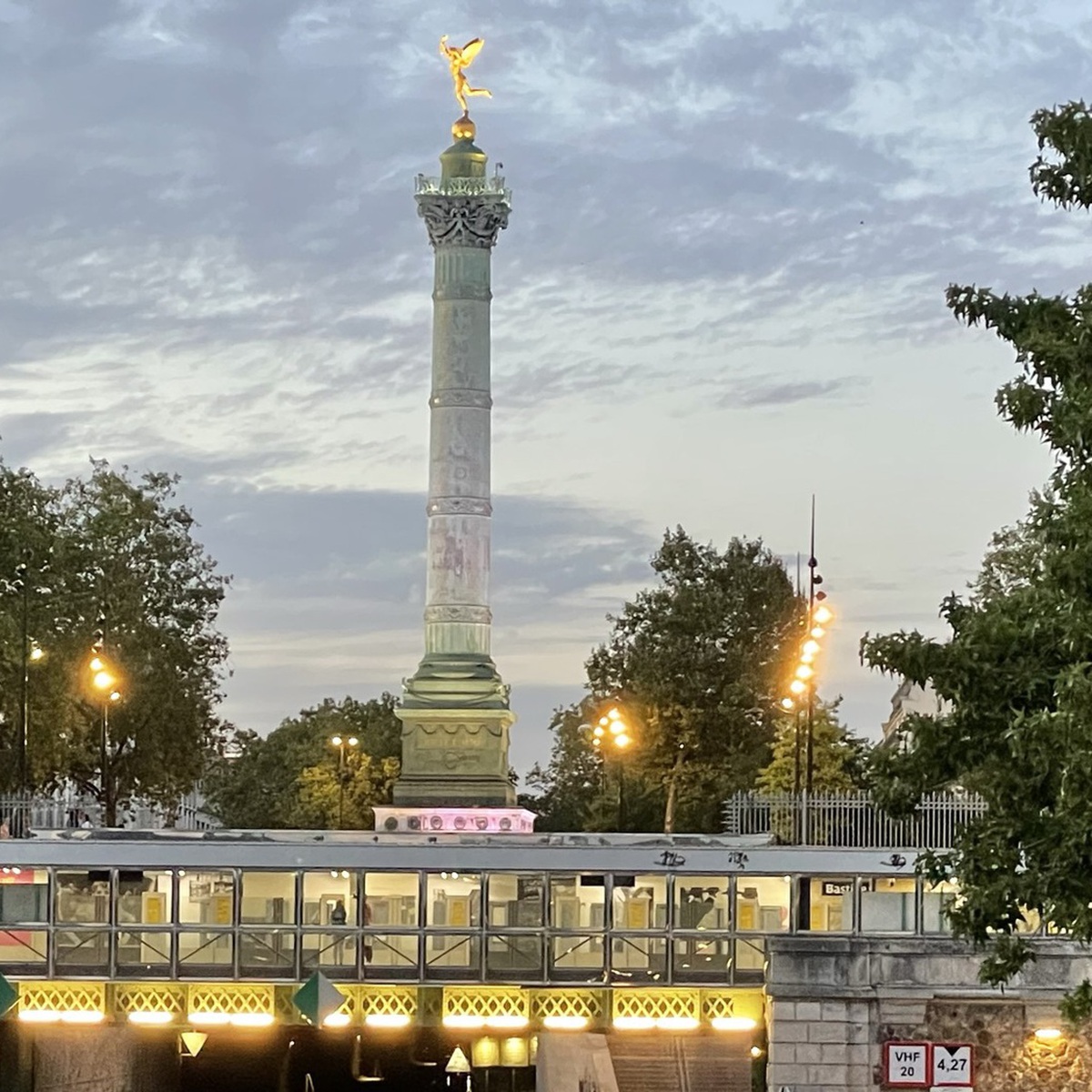 Khi 'Kinh đô ánh sáng' Paris giảm sáng