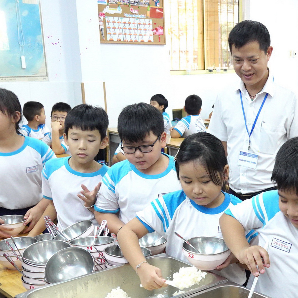 Thủ tướng yêu cầu công khai bữa ăn học sinh mỗi ngày, chấm dứt đùn đẩy trách nhiệm