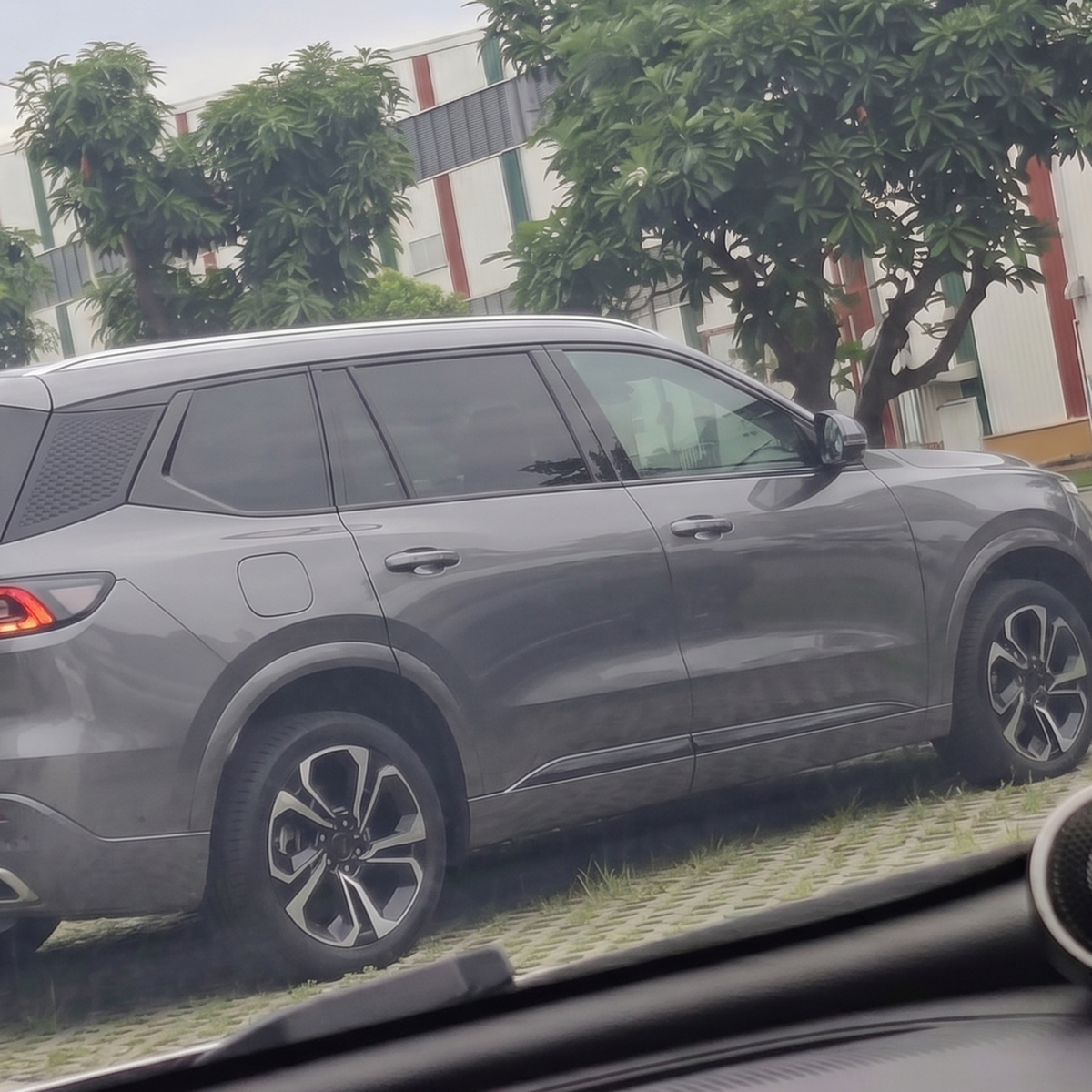 Xe lạ xuất hiện trong nhà máy VinFast: Gầm cao hơn VF 9, có thể là xe điện sạc máy xăng