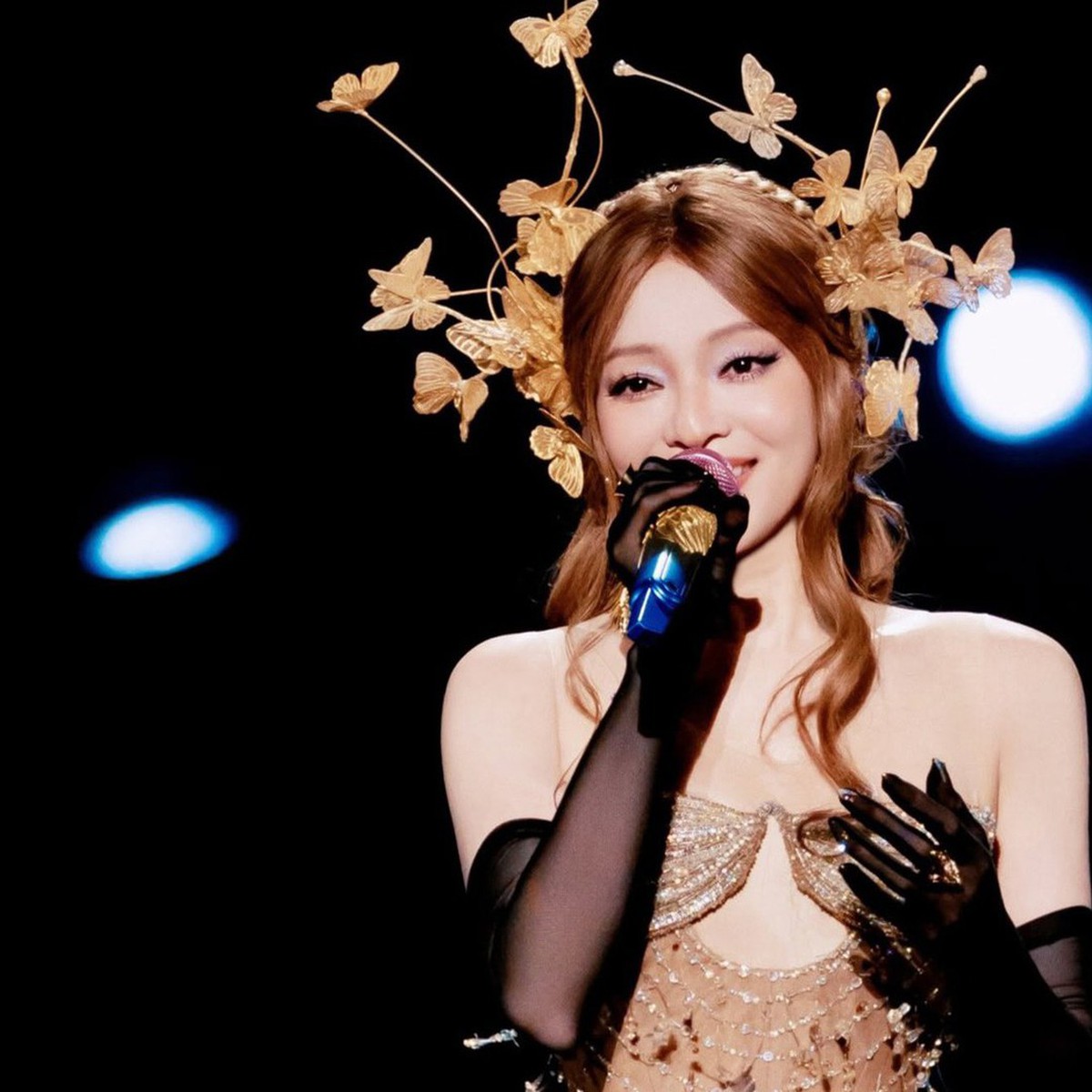 Trương Thiều Hàm diện đầm Phan Huy trên sân khấu Jiangsu Concert 2026