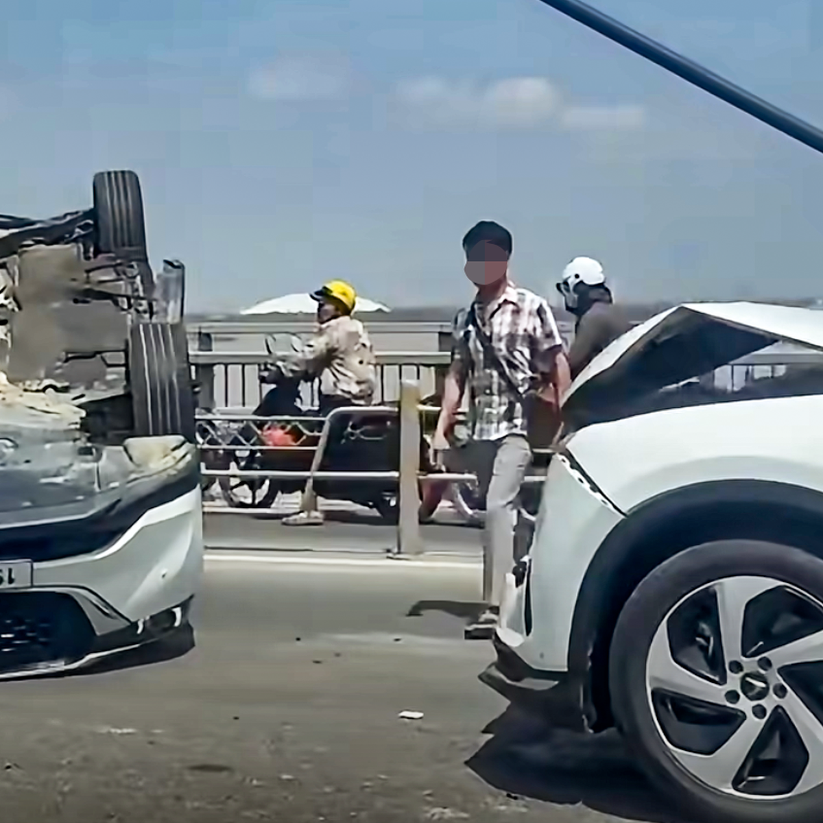 Ô tô lật ngửa sau vụ tông liên hoàn trên cầu Nhật Tân, hướng đi sân bay Nội Bài tắc dài