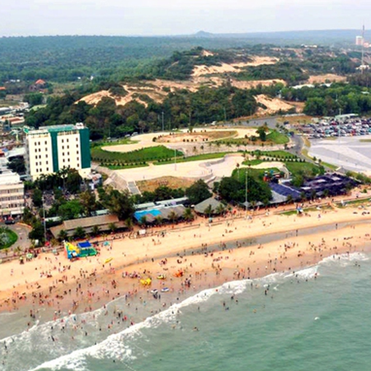 Khu du lịch biển toàn resort, người lao động ở đâu?