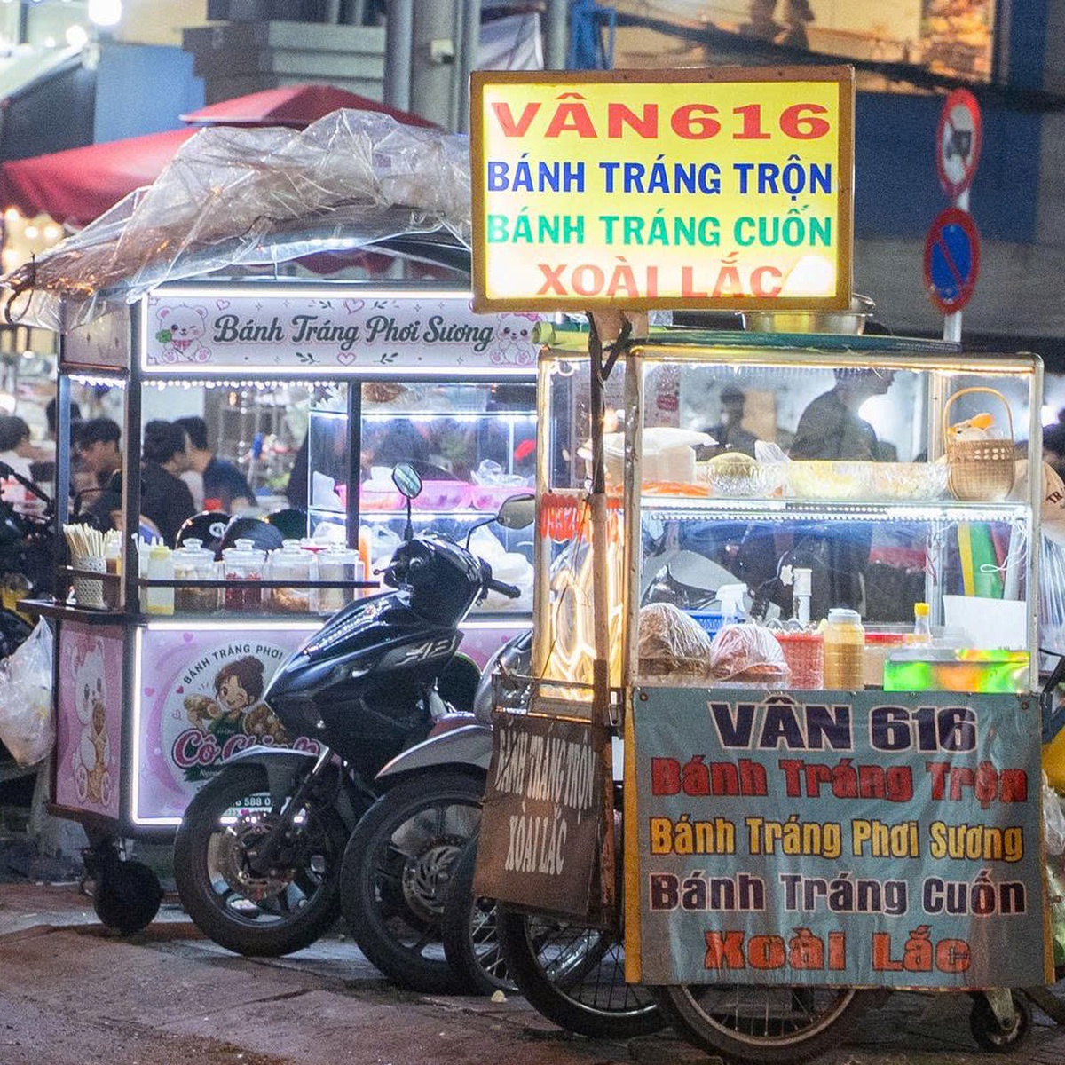 Quán ăn chiếm trọn vỉa hè Cách Mạng Tháng Tám, người đi bộ phải xuống lòng đường