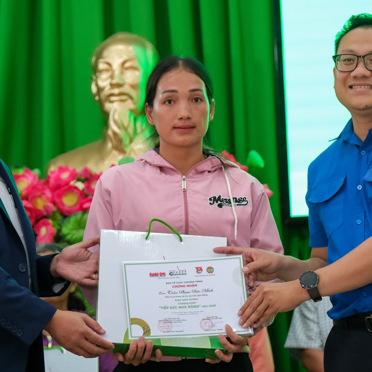 Tuổi Trẻ cầm vốn trao tay nông dân, bà con hỏi thêm cách mua con giống phù hợp