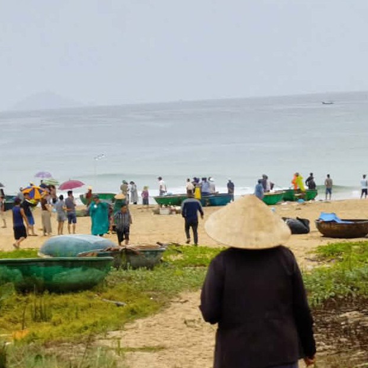Hàng trăm người ra biển dùng lưới, câu kiều tìm được thi thể ngư dân mất tích
