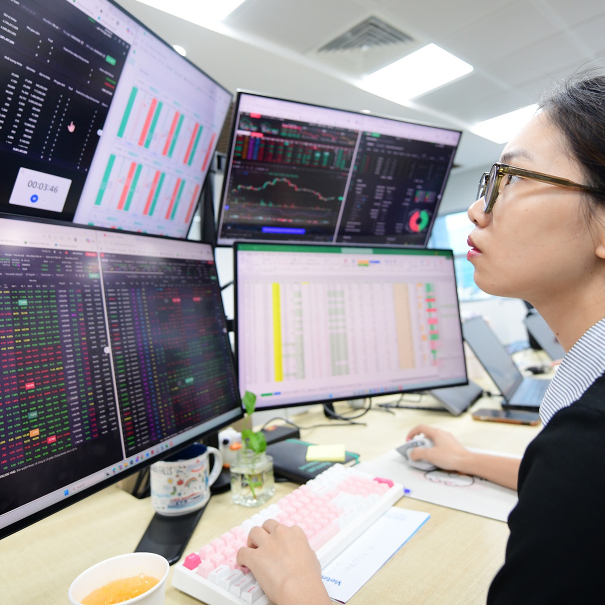 Thanh khoản chứng khoán vẫn èo uột, VN-Index lại đi lùi