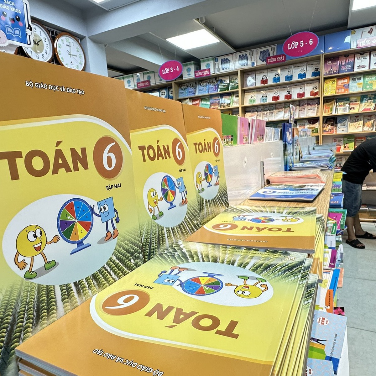 Phụ huynh 'sập bẫy' sách giáo khoa giả mua online, mua trên sàn giá tăng gấp đôi