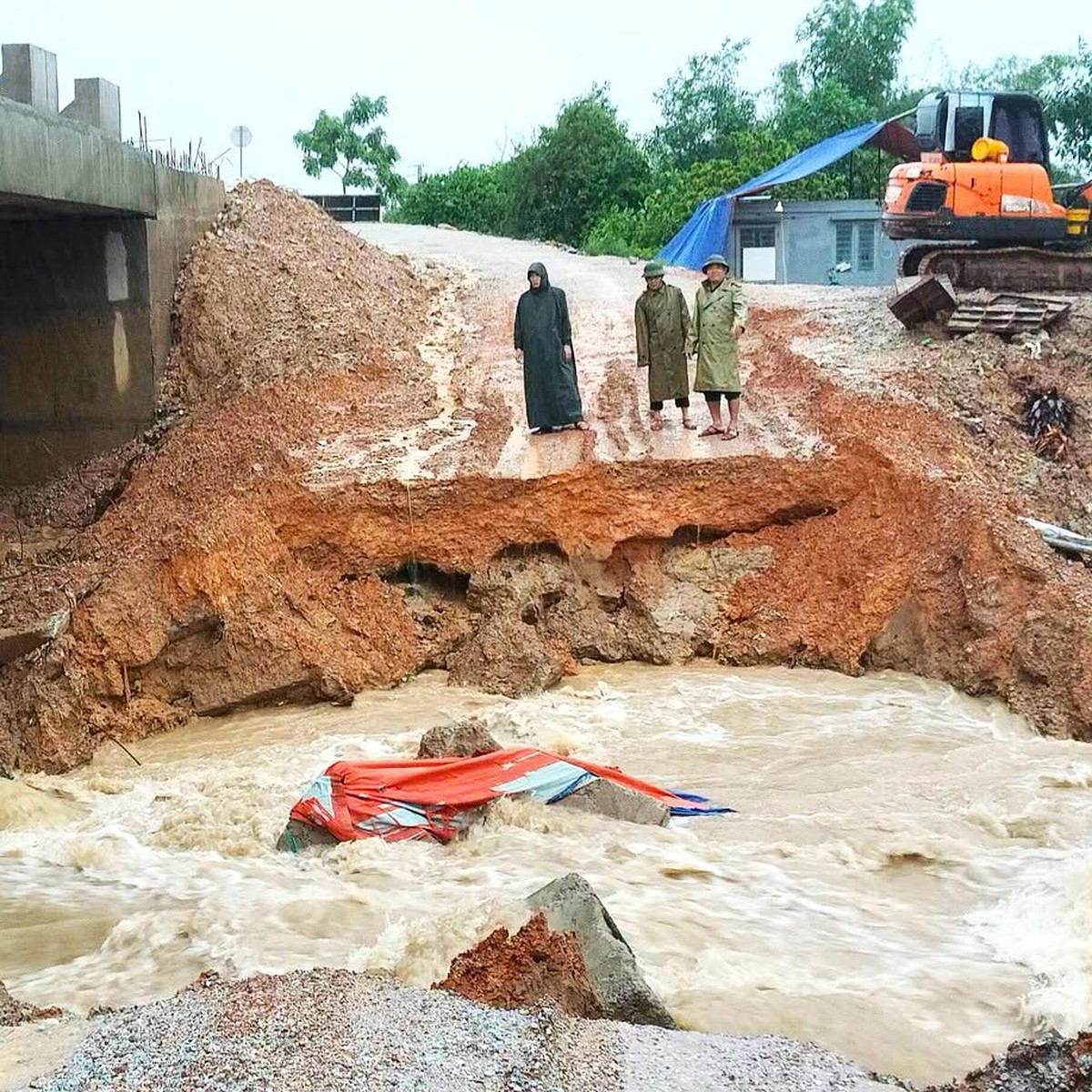 Các hồ chứa nước ở Hà Tĩnh xả tràn điều tiết nước ứng phó mưa lớn