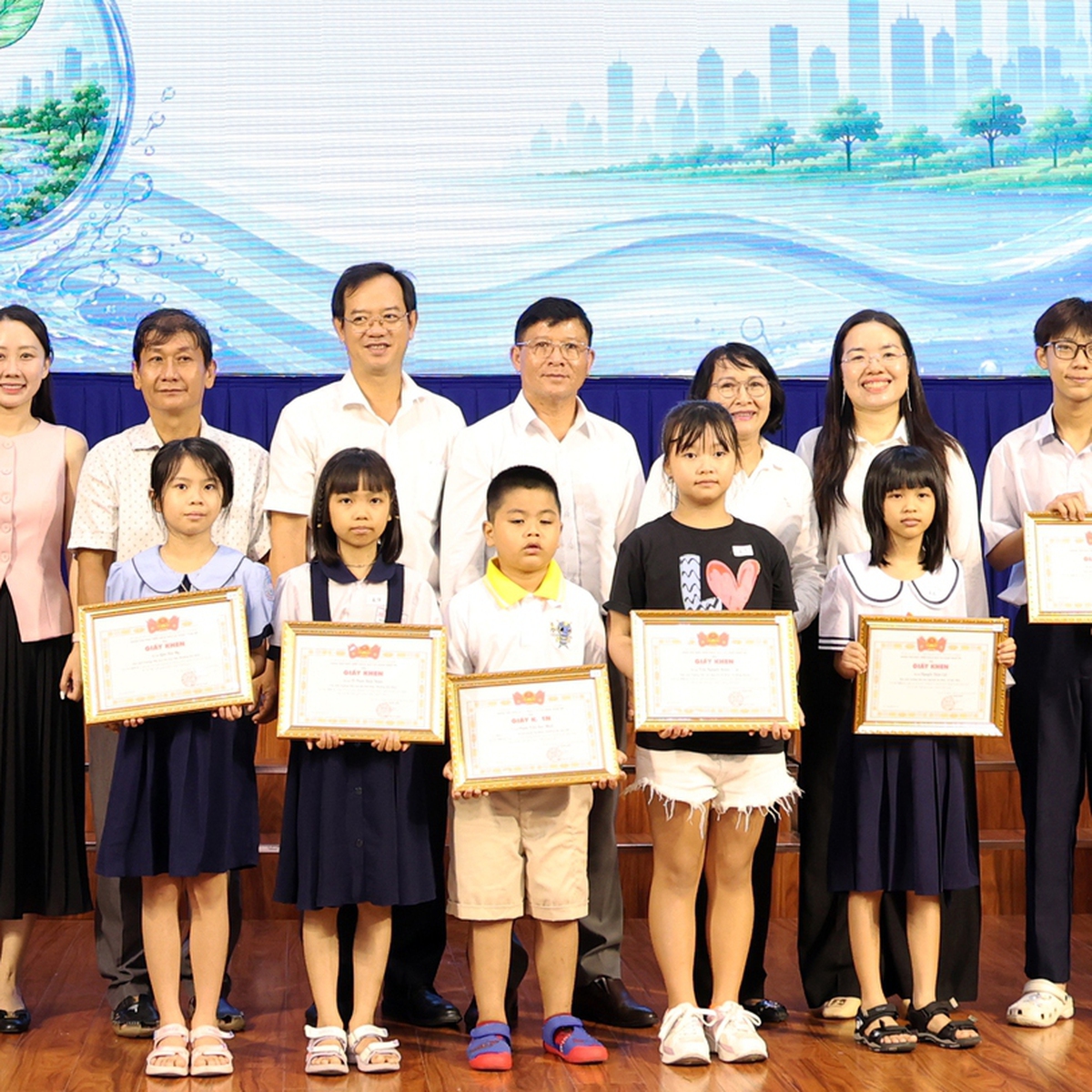 Học sinh TP.HCM vẽ tranh 'gieo' tình yêu nguồn nước