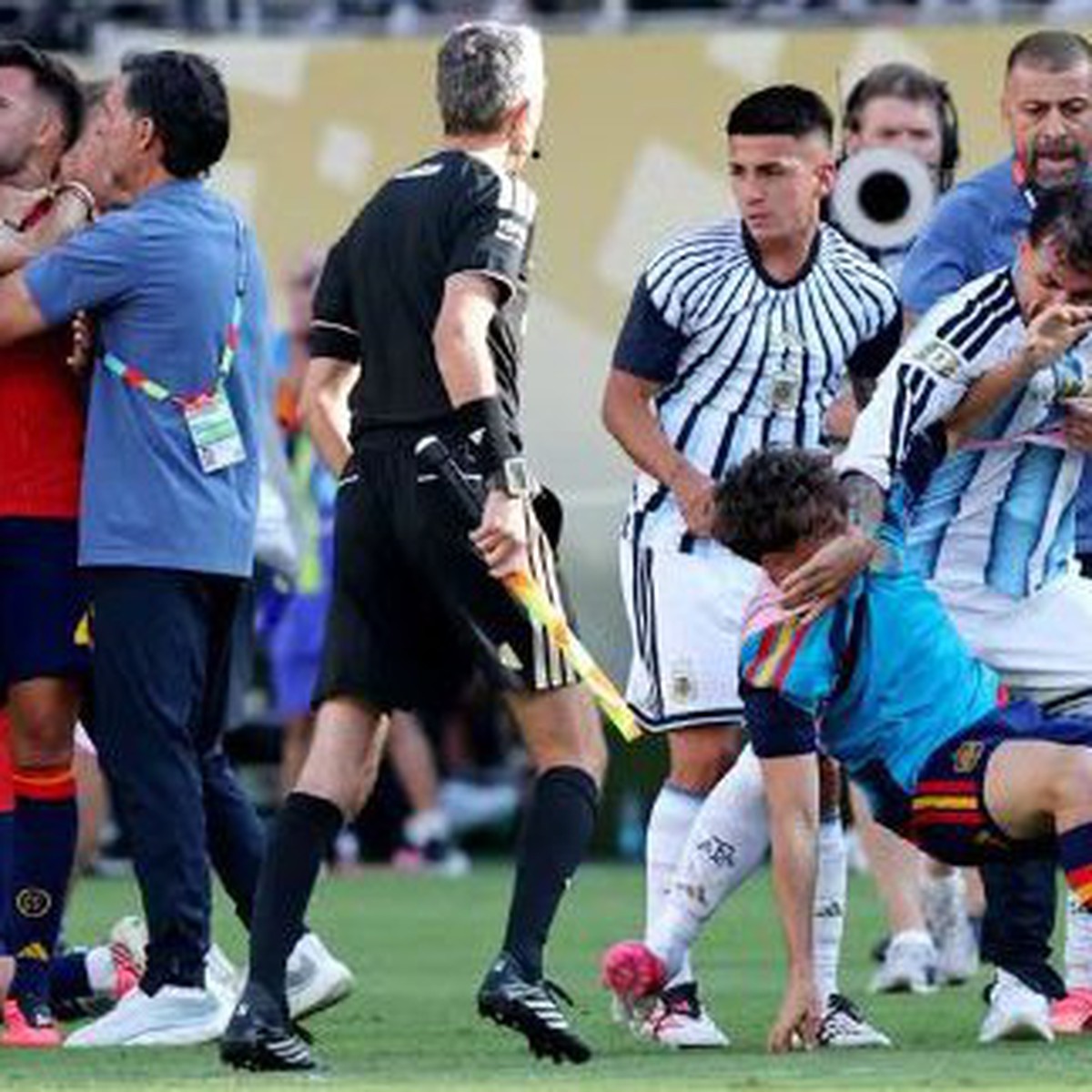 3 đồng đội của Messi bị FIFA phạt nặng vì ẩu đả ở chung kết World Cup 2026