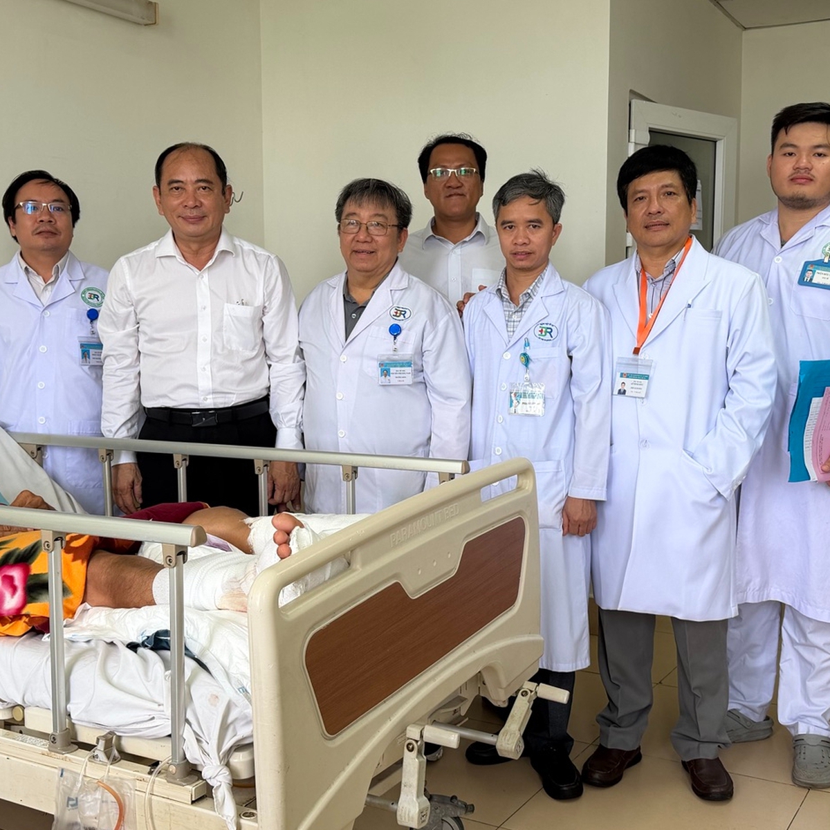 Giám đốc Sở Y tế TP.HCM biểu dương ê kíp nối đôi chân gần đứt lìa tại Bệnh viện Đa khoa Bà Rịa