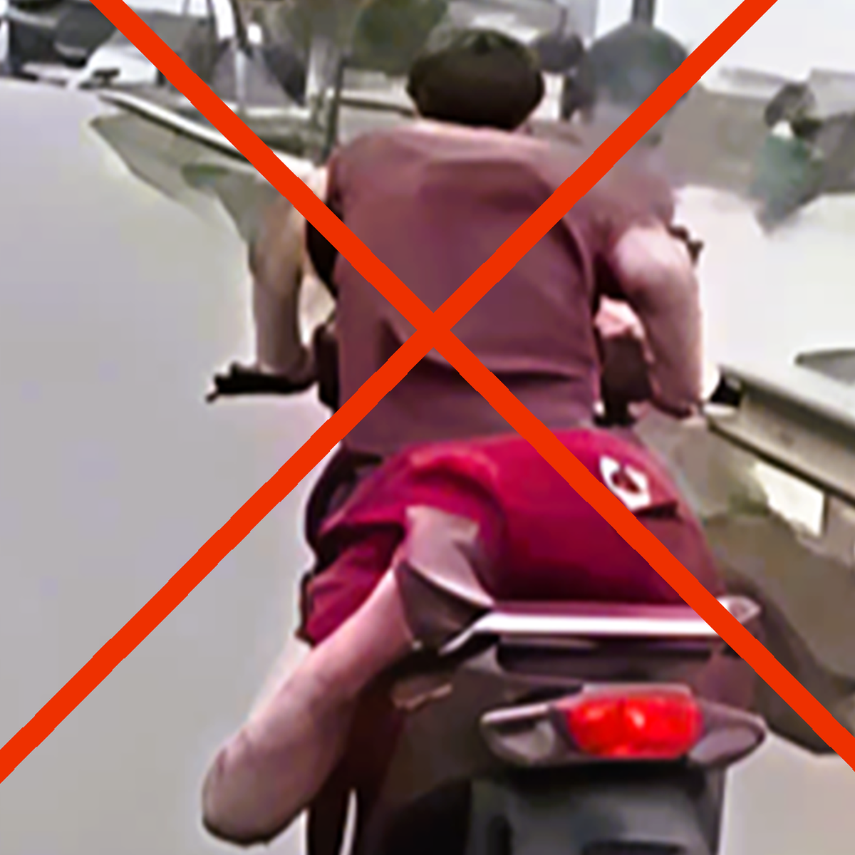 Xử phạt thanh niên nằm trên yên xe 'làm xiếc' trên đường