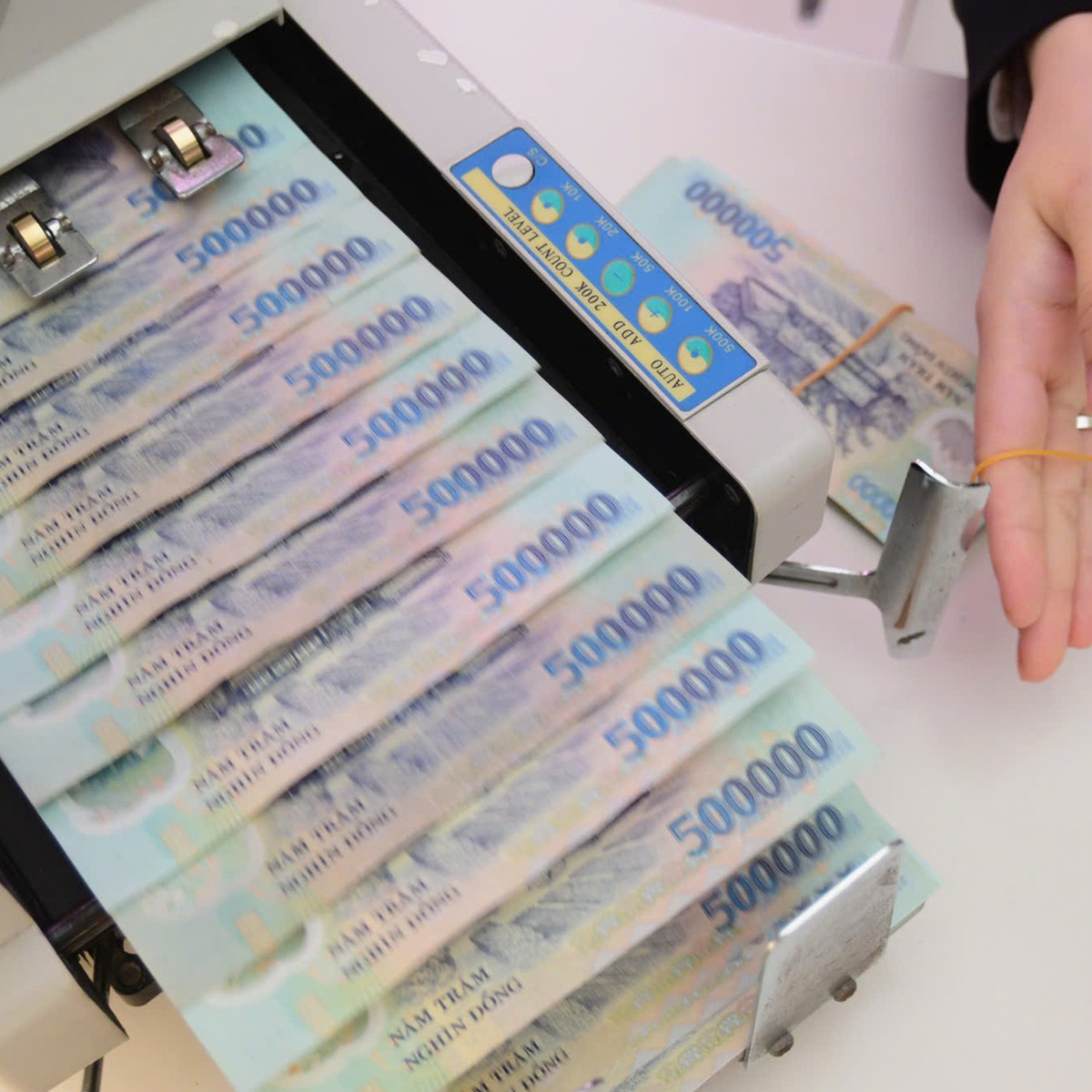 Tin tức sáng 23-8: Một doanh nghiệp cho đối tác vay hơn 1.000 tỉ đồng, lãi suất 12%