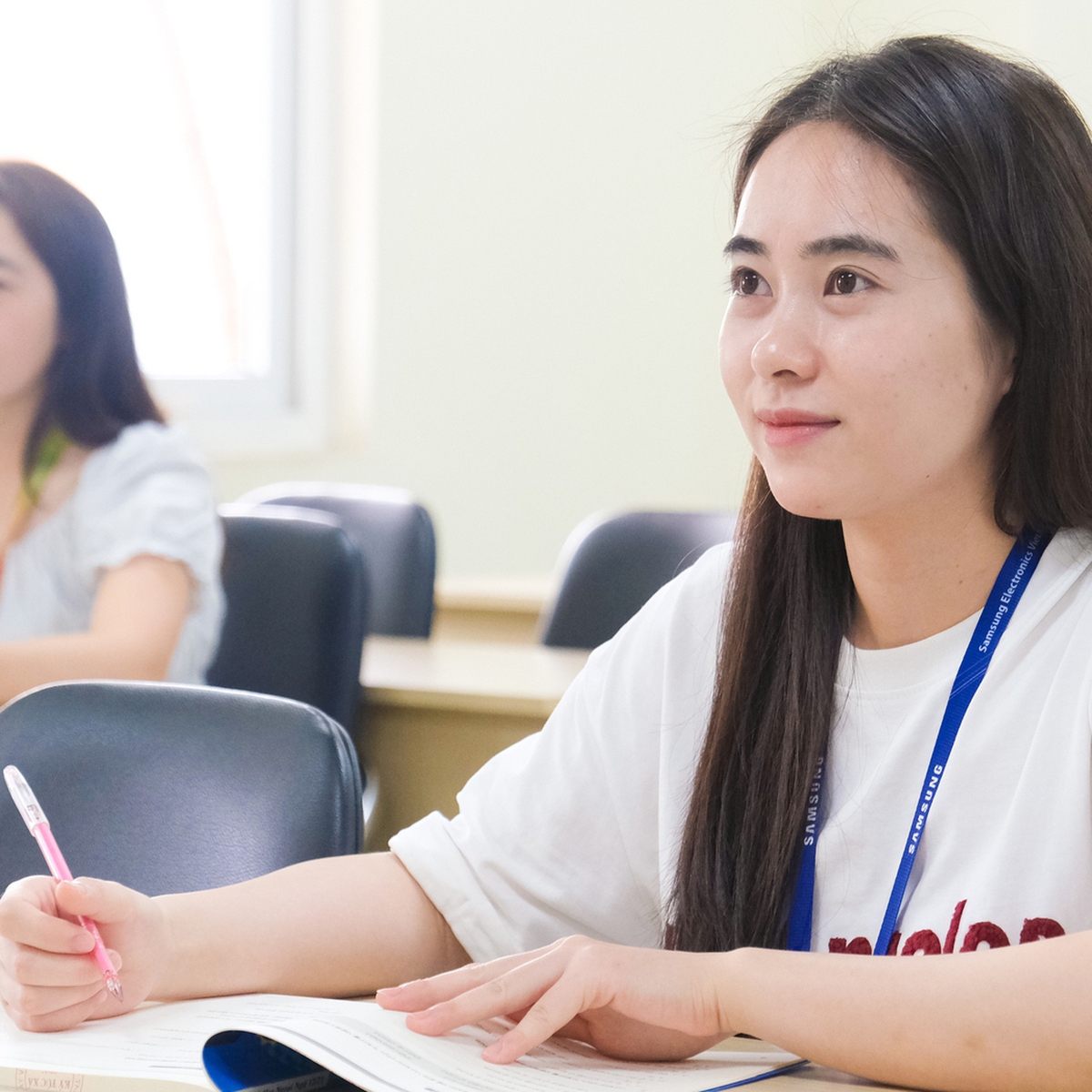 Tan ca không vội nghỉ, công nhân học tiếng Hàn, tiếng Trung, đầu tư cho tương lai