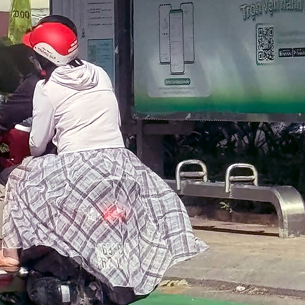 Mặc váy, áo chống nắng che biển số xe khi chạy trên đường bị phạt thế nào?