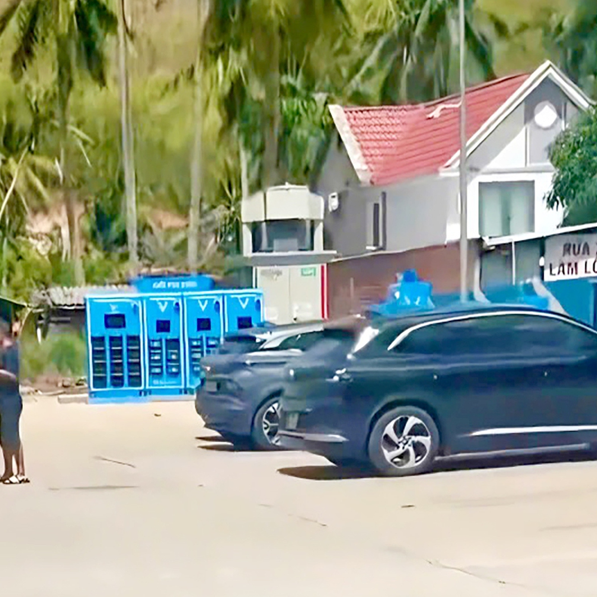 Du khách tố bị chủ quán cơm đe dọa, ép ăn uống khi sạc xe điện tại trạm ở Đắk Lắk