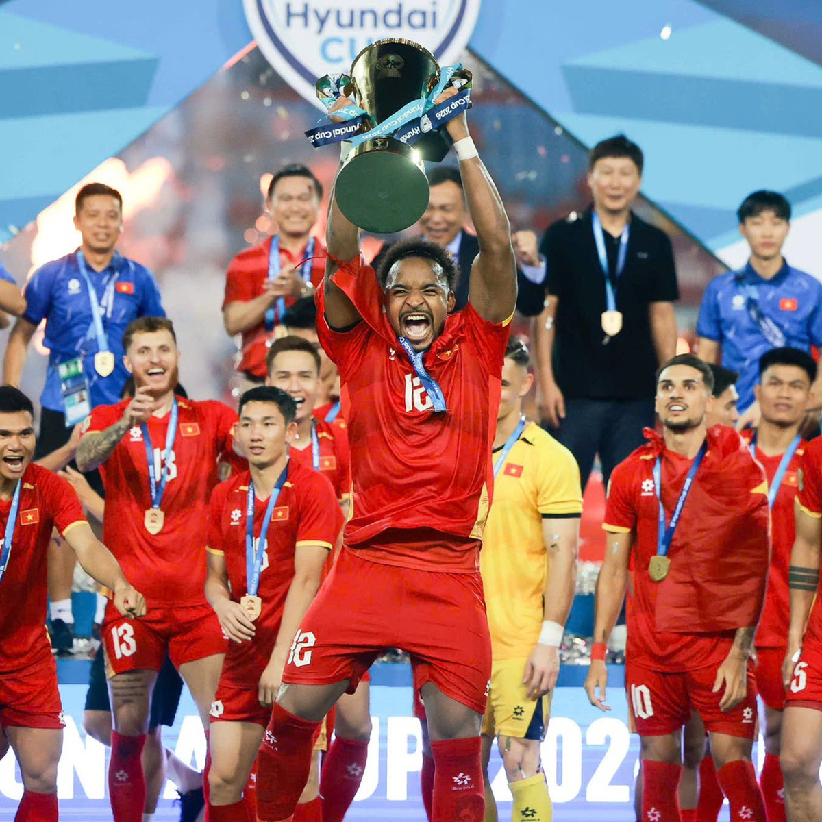 Khoảnh khắc nâng cúp vô địch ASEAN Cup 2026 của tuyển Việt Nam