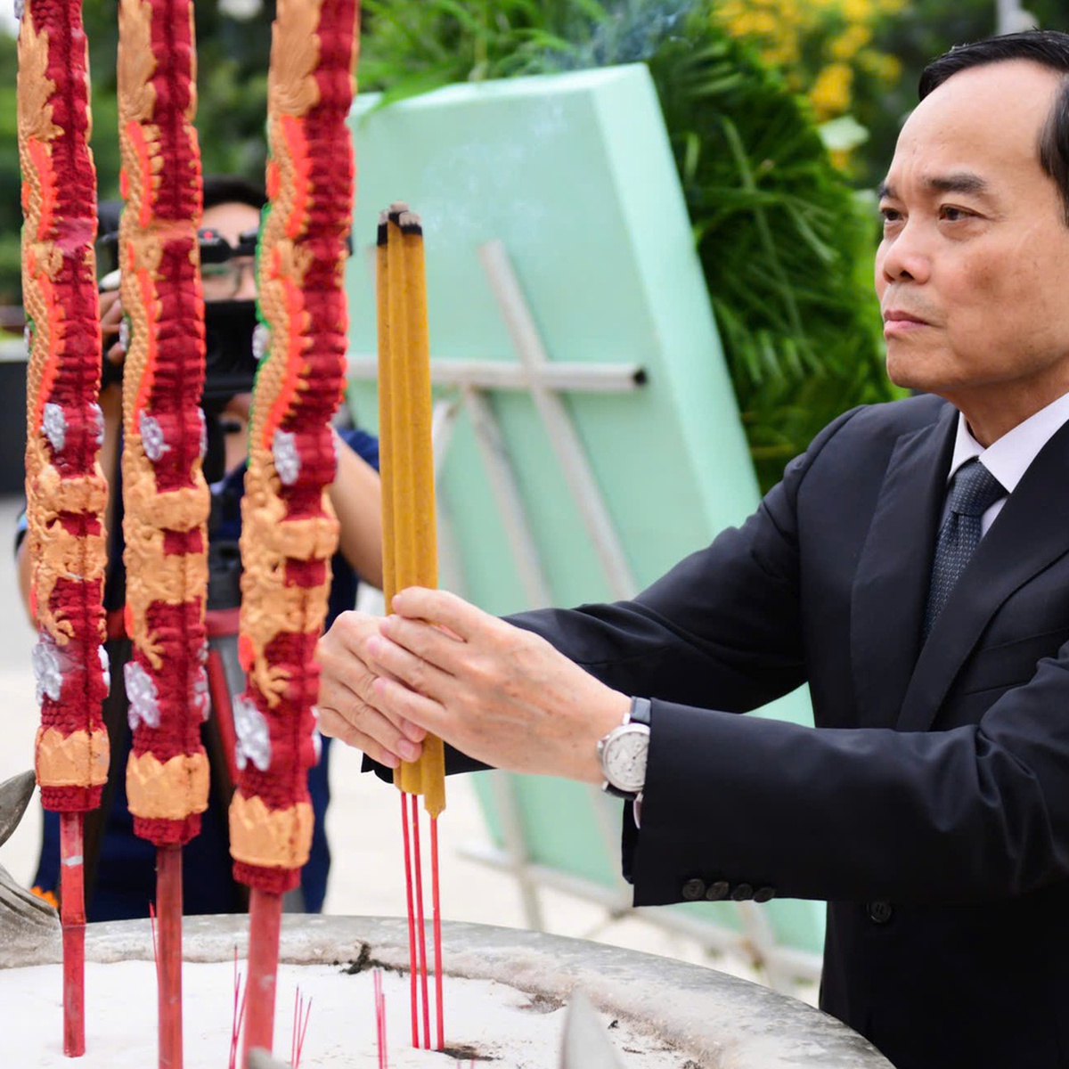 Bí thư Trần Lưu Quang cùng lãnh đạo TP.HCM dâng hương tưởng niệm Chủ tịch Hồ Chí Minh, các Anh hùng liệt sĩ