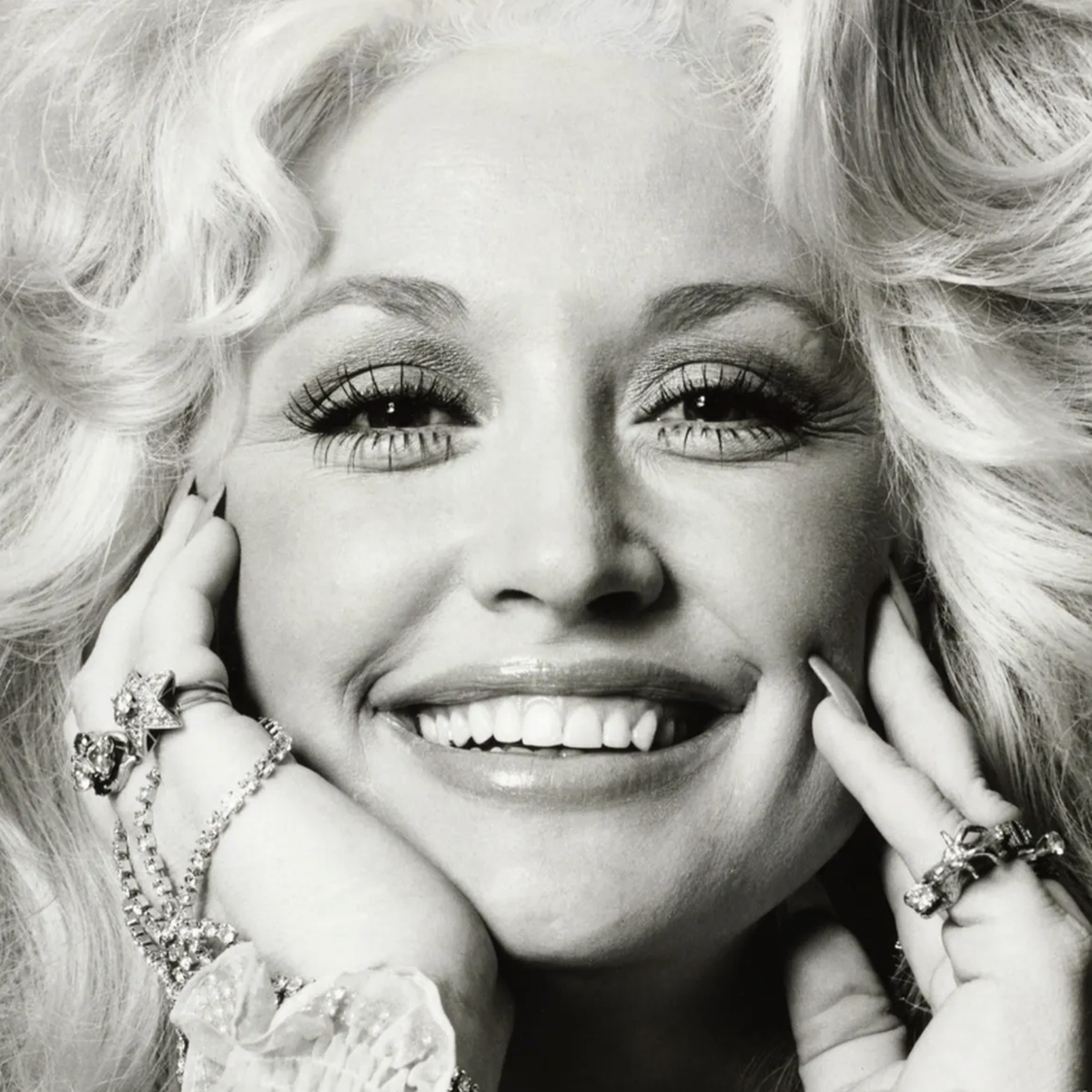Huyền thoại nhạc đồng quê Dolly Parton qua đời, ông Trump ra lệnh cả nước treo cờ rủ