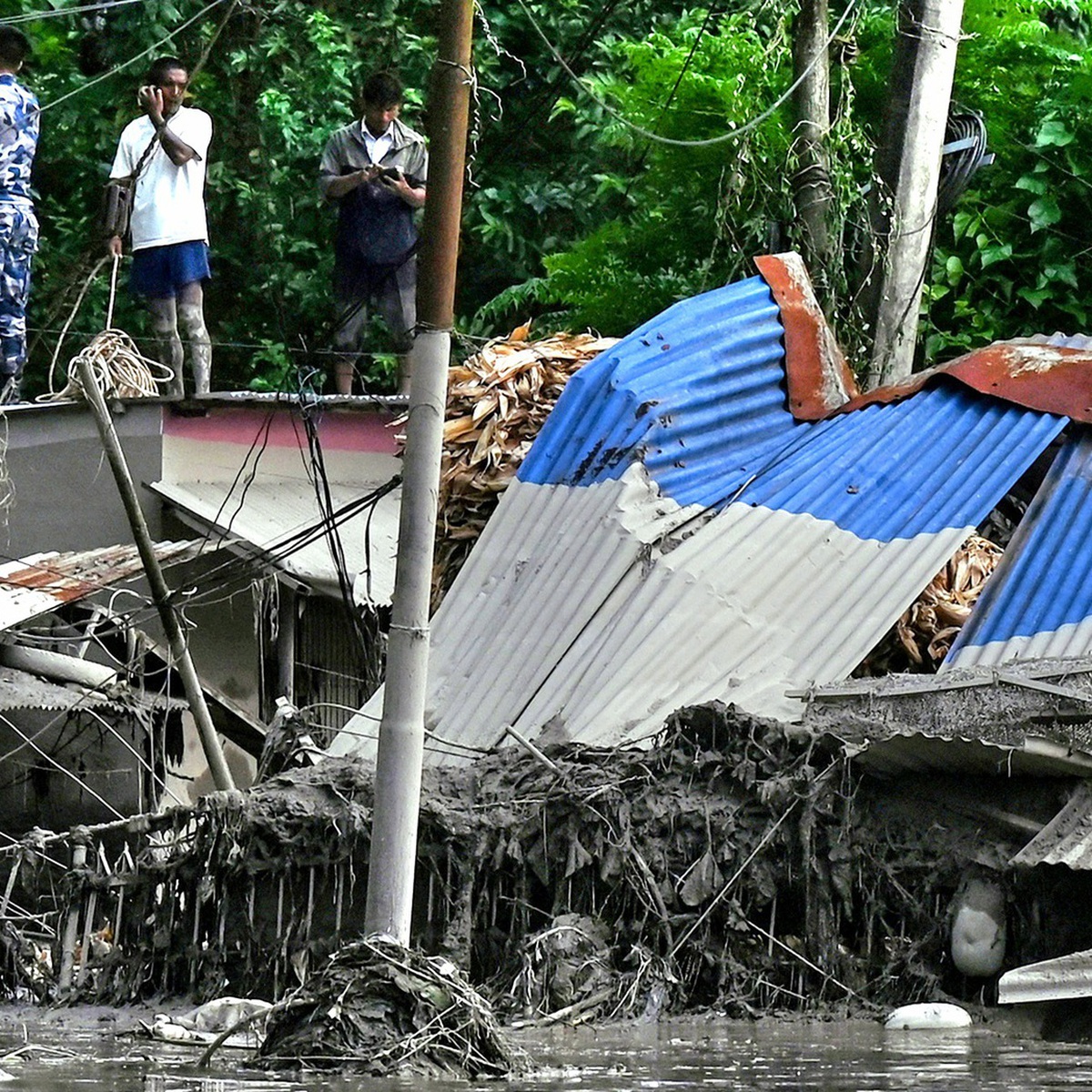 Lãnh đạo Việt Nam gửi điện thăm hỏi sau vụ lũ quét ở biên giới Trung Quốc - Nepal