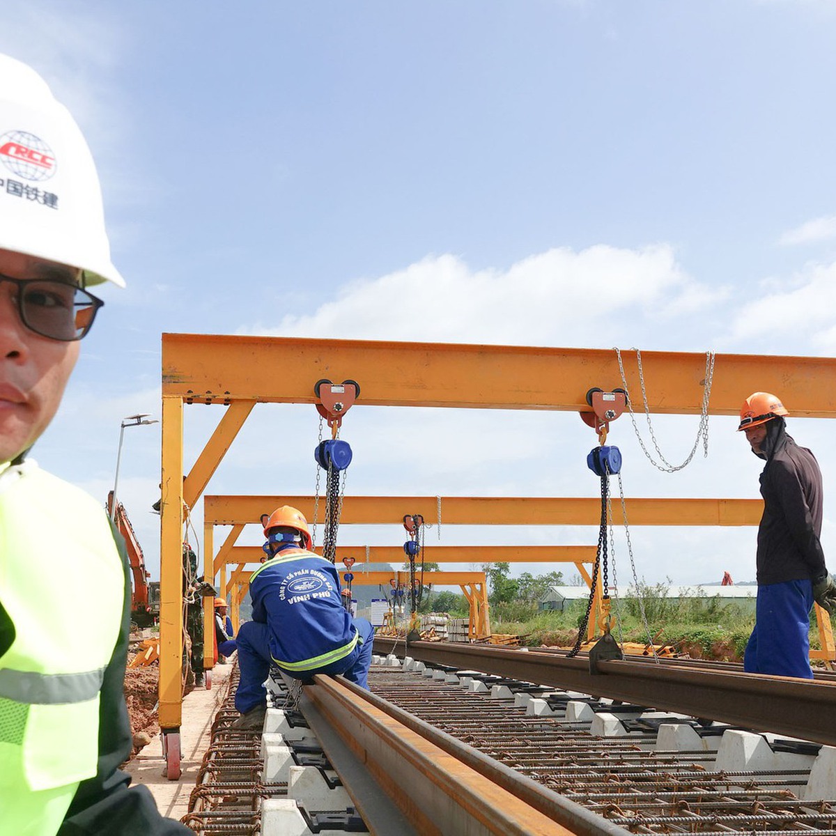 Cận cảnh lắp thử nghiệm đường ray tuyến tàu điện đô thị hiện đại với khoảng 9.000 tỉ đồng ở Phú Quốc