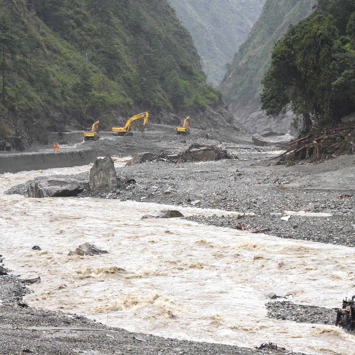 Trung Quốc nối lại cứu hộ thảm họa lũ quét ở biên giới với Nepal