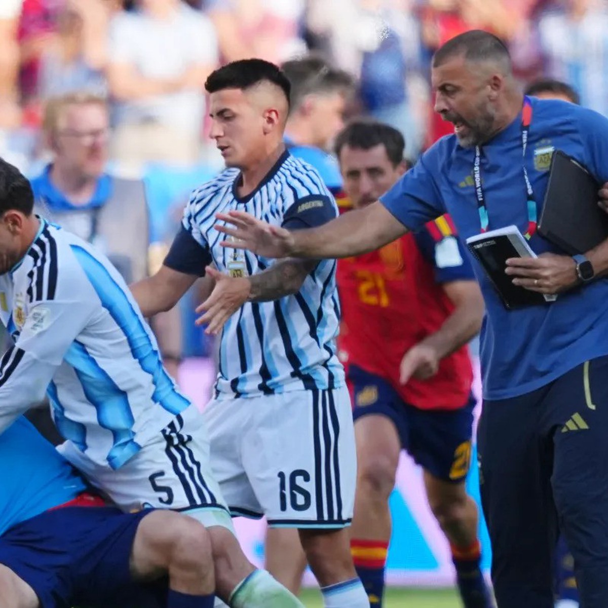 FIFA châm chước cho cầu thủ Argentina nhận án phạt nặng