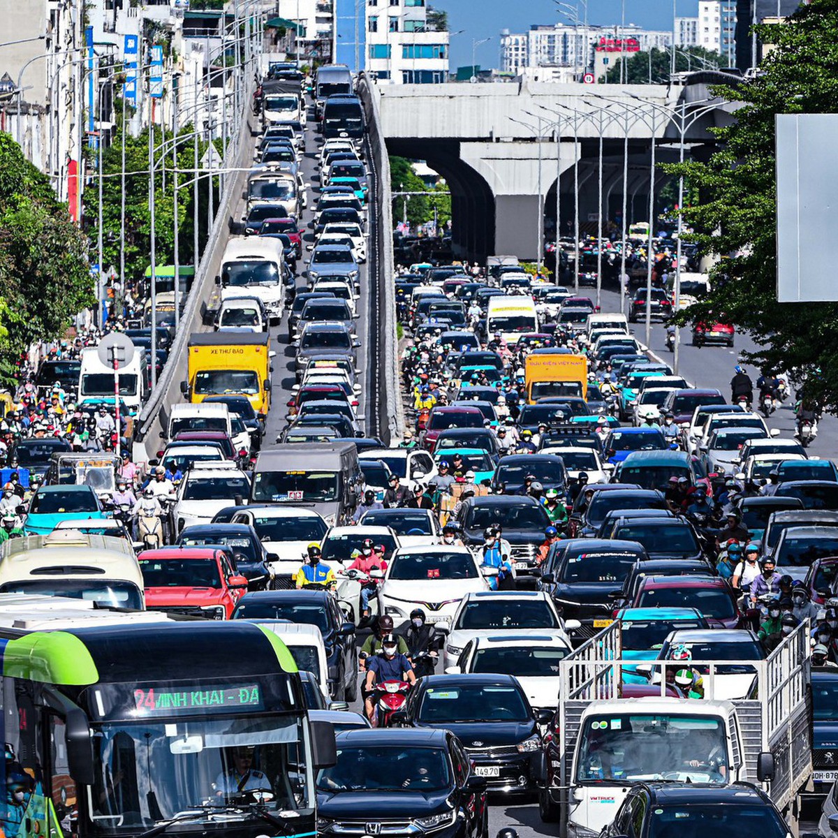 Người dân rời Hà Nội trước kỳ nghỉ lễ 5 ngày, nhiều tuyến đường ùn ứ