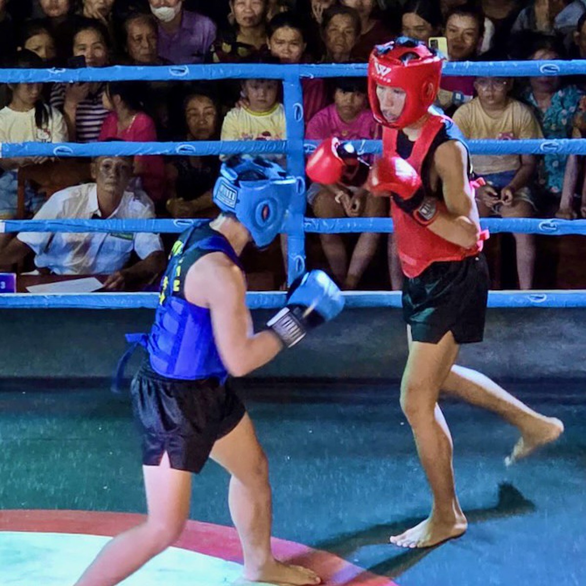 Hội võ về làng, người dân reo hò khi xem võ sĩ so tài