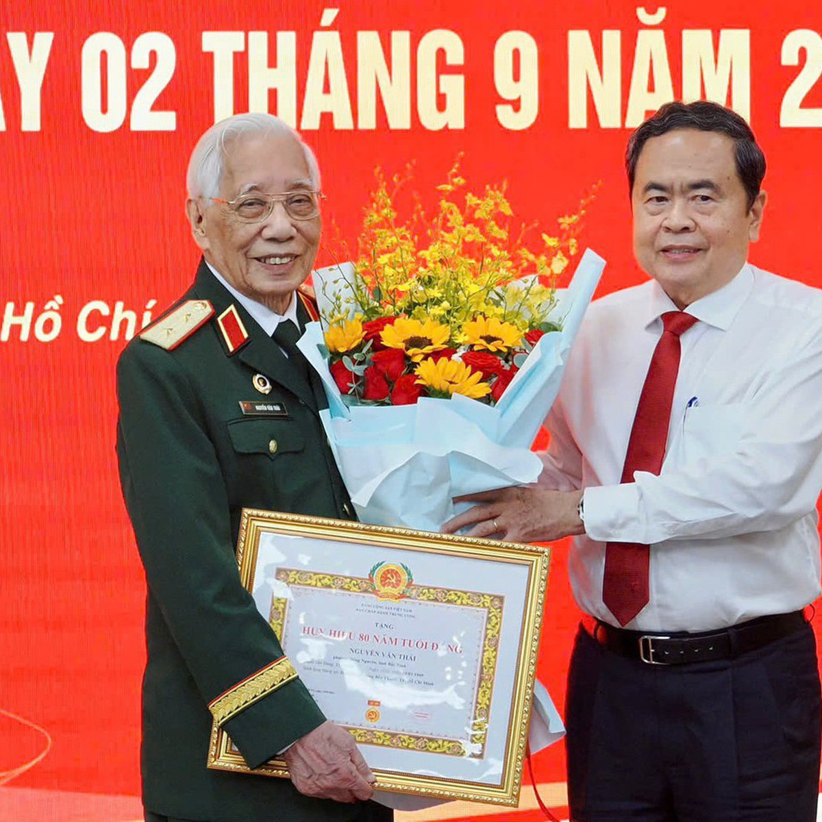 Chủ tịch Quốc hội Trần Thanh Mẫn trao Huy hiệu Đảng tại TP.HCM