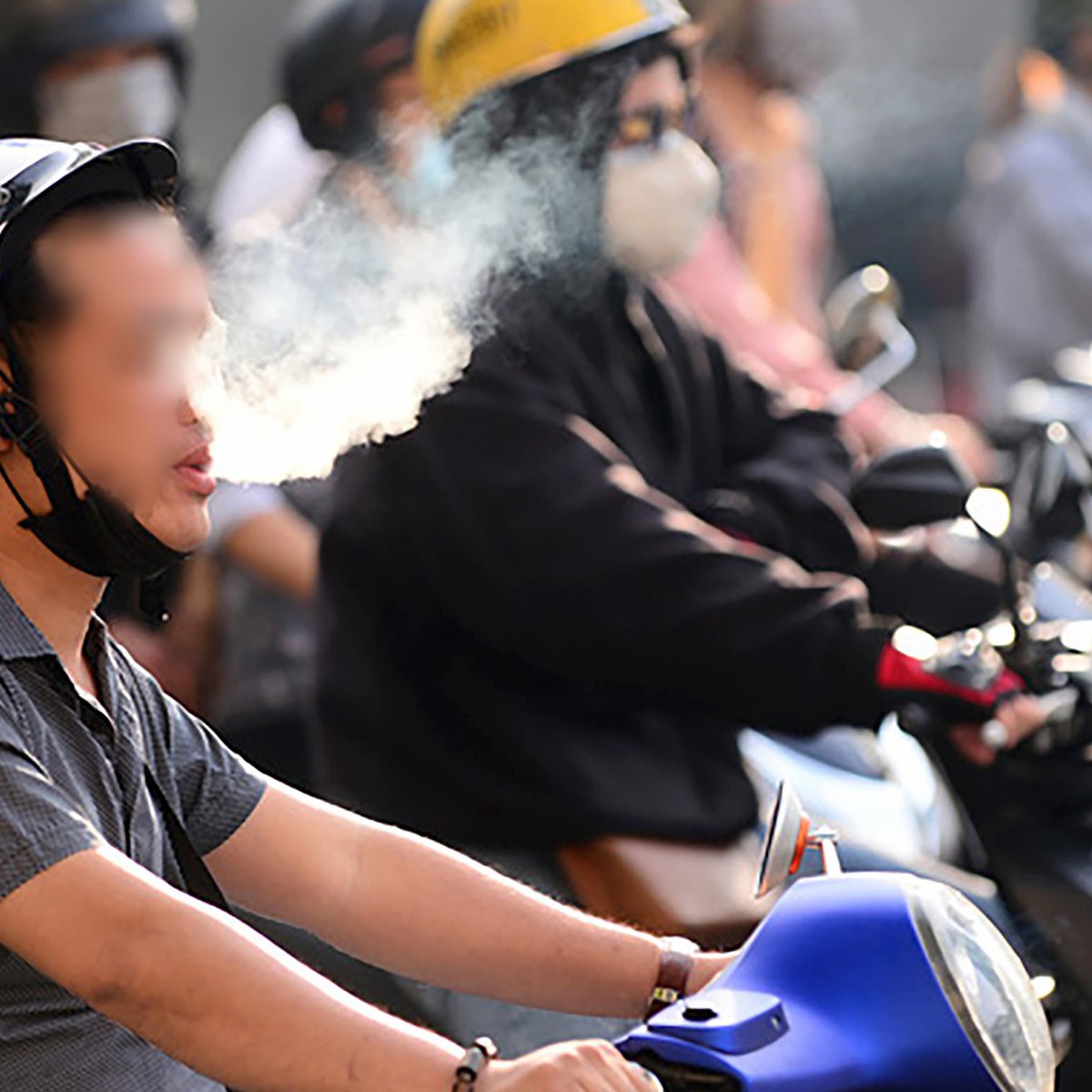 Có nên cấm hút thuốc lá khi lái xe như cấm dùng điện thoại?