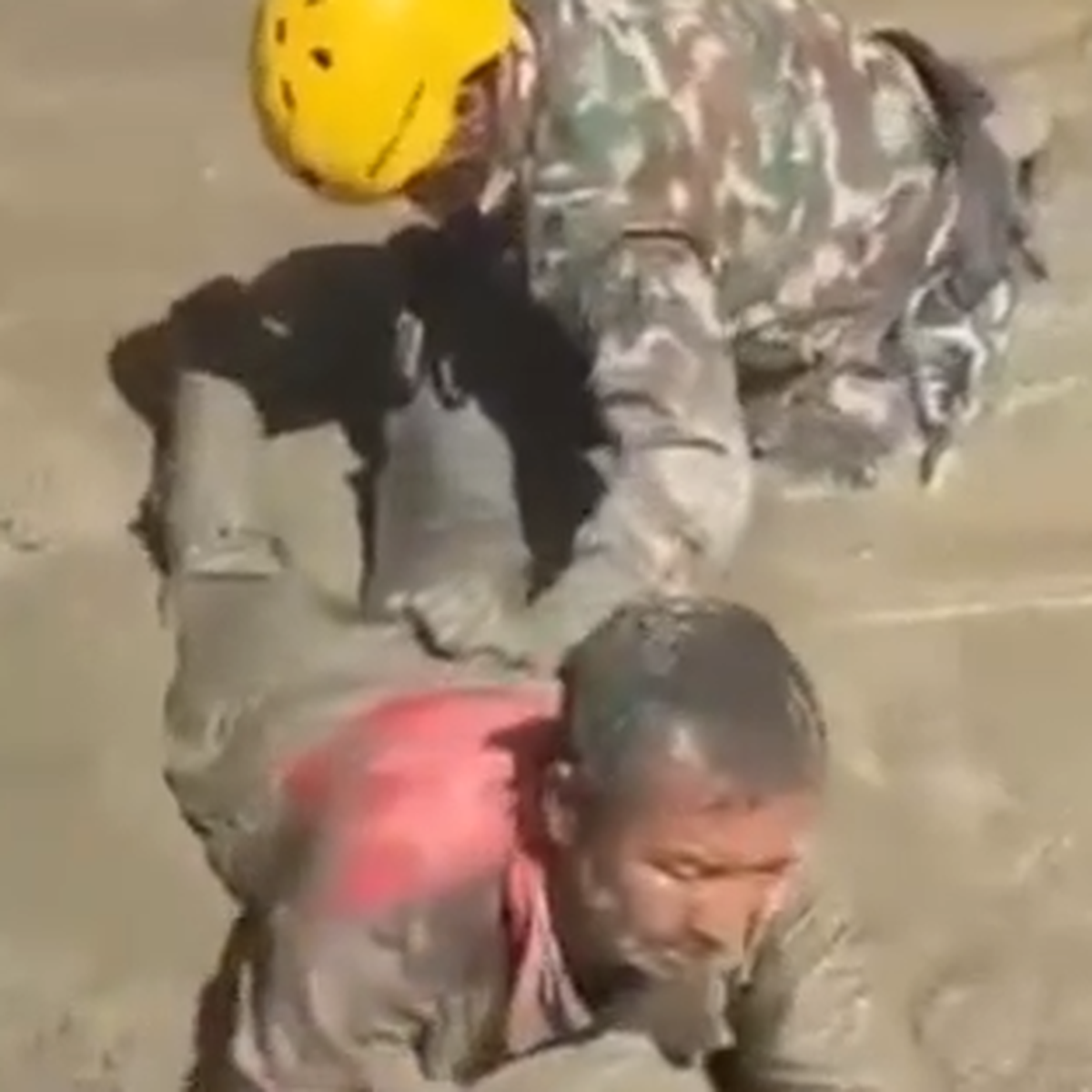Video giải cứu 350 người trong đường hầm sau lũ quét Nepal, hơn 100 người vẫn mắc kẹt