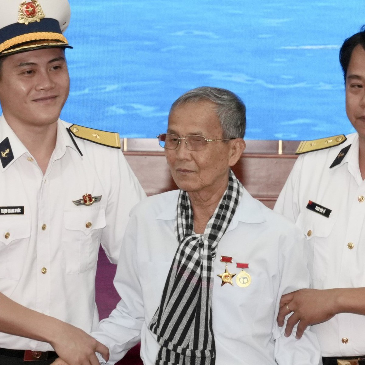 Hơn 100 cựu tù chính trị TP.HCM 'hành quân về nguồn' tại Lữ đoàn 171 Hải quân