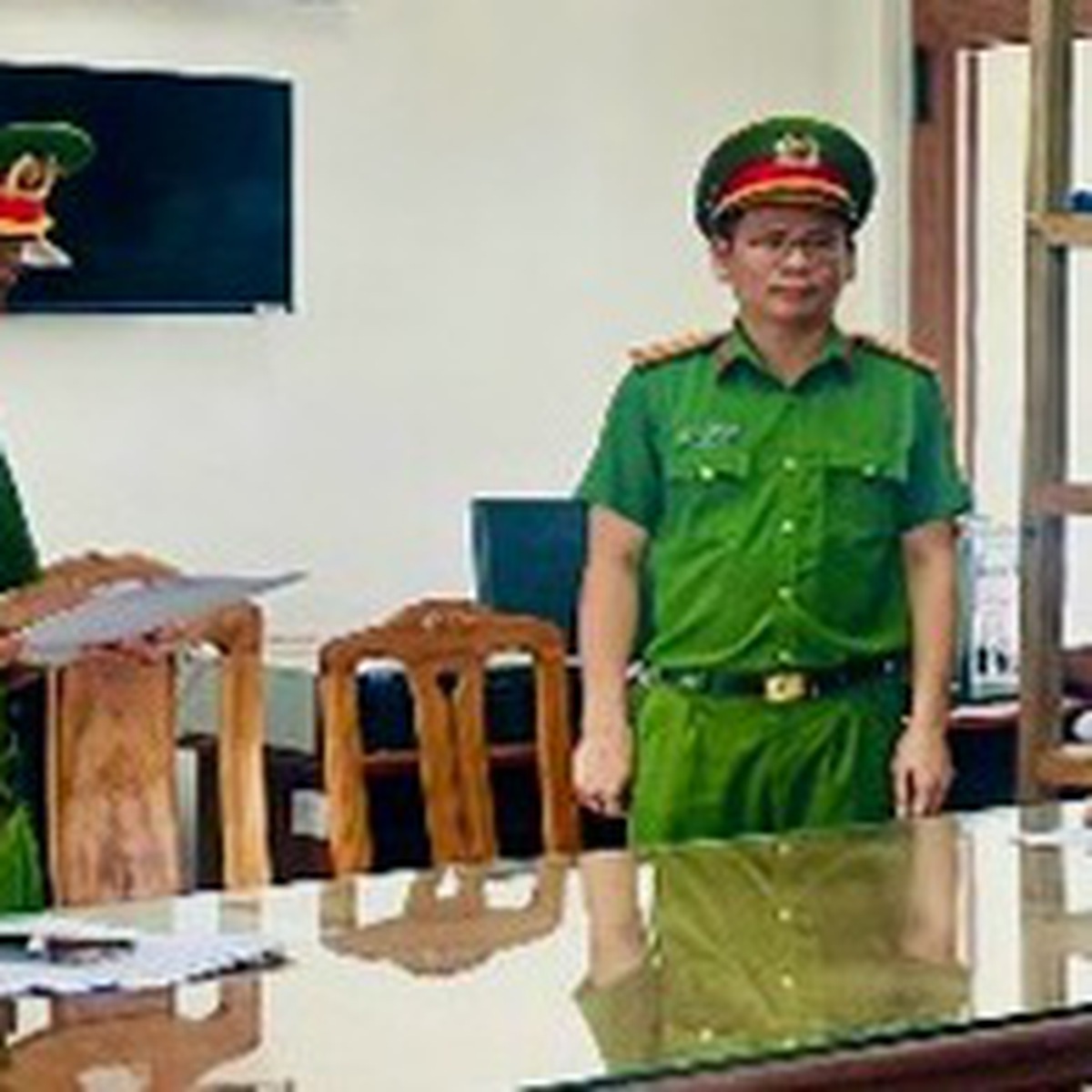 Bắt tạm giam thanh niên dùng video nhạy cảm cưỡng ép người yêu cũ