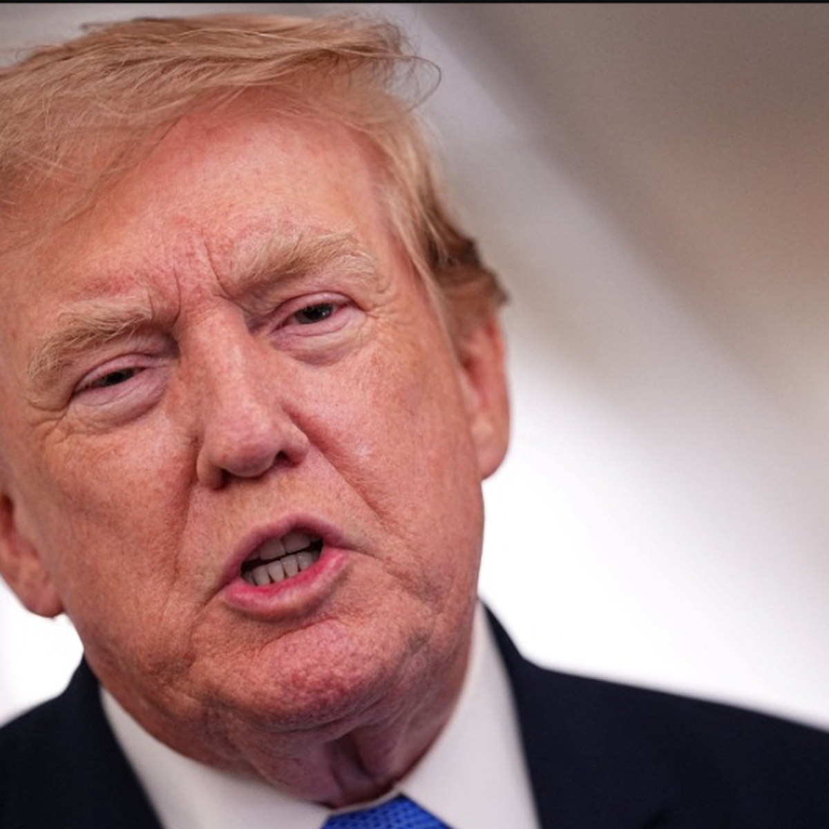 Quan chức Nhà Trắng tiết lộ ông Trump thường gọi cho cấp dưới lúc 2h, 4h sáng
