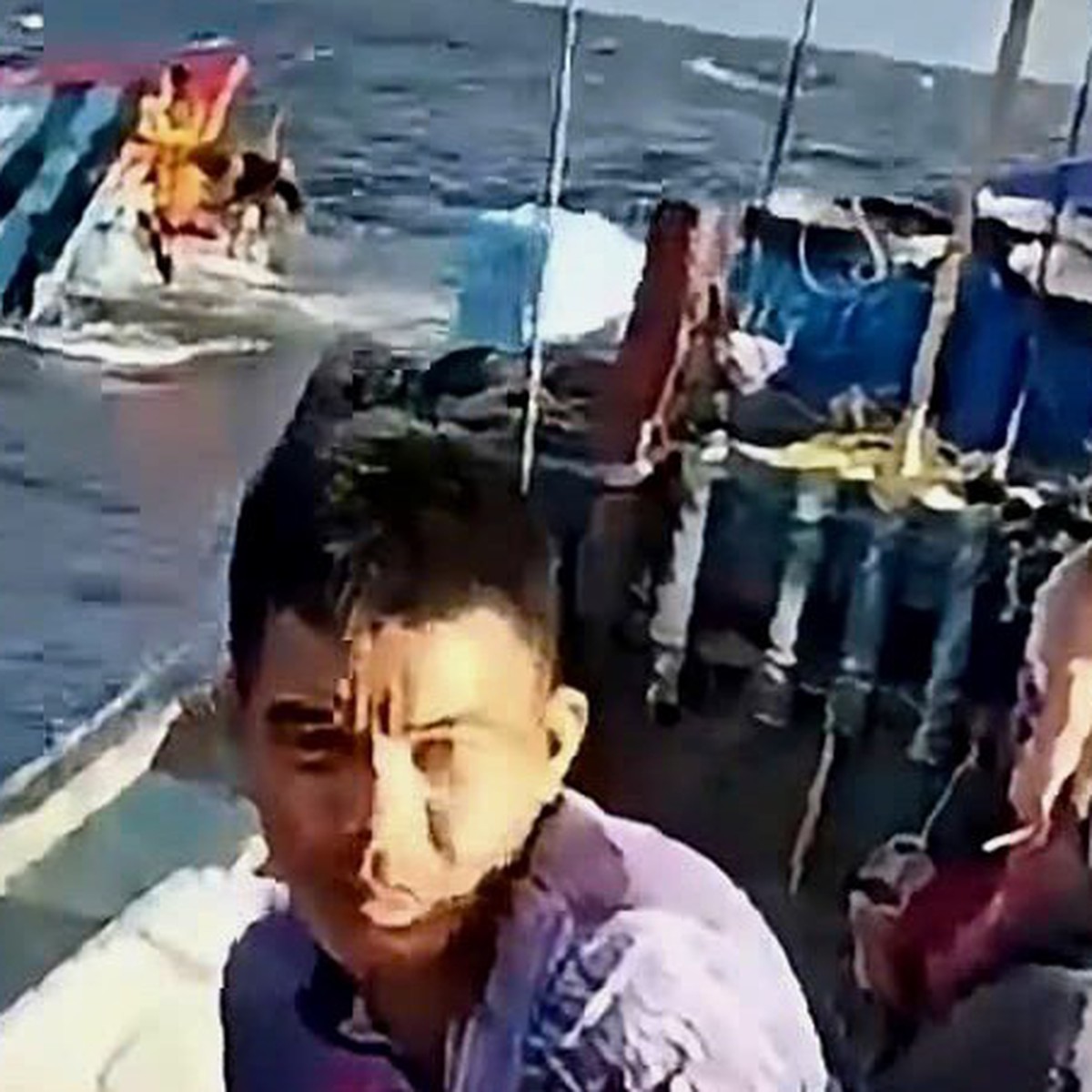3 tàu cá cứu sống 4 ngư dân chìm tàu trên biển