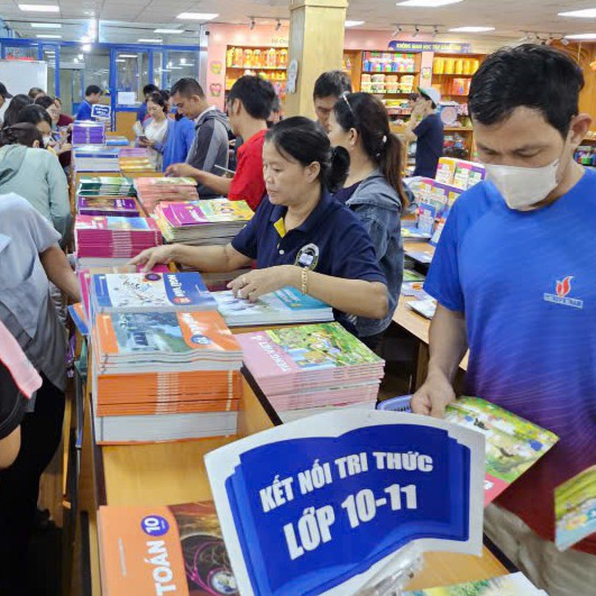 Thủ tướng: Không để thiếu sách giáo khoa, chấn chỉnh lạm thu, dạy học thêm và gian lận thi cử