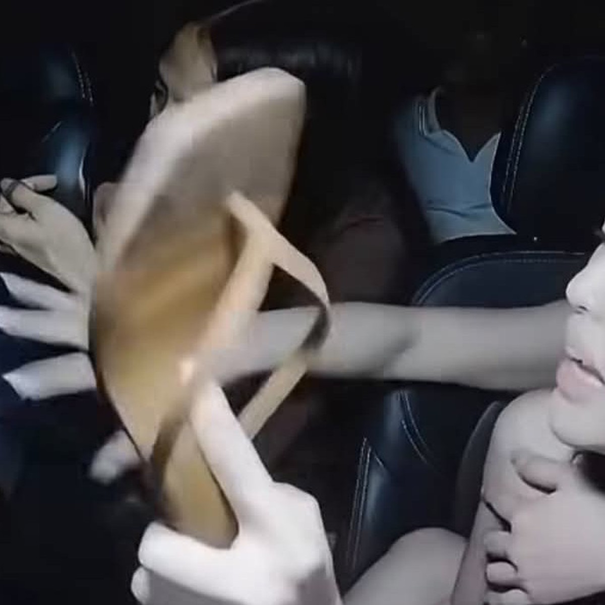 Sốc với clip nhóm khách nữ túm tóc, giật đầu, tấn công tài xế taxi ngay trên xe