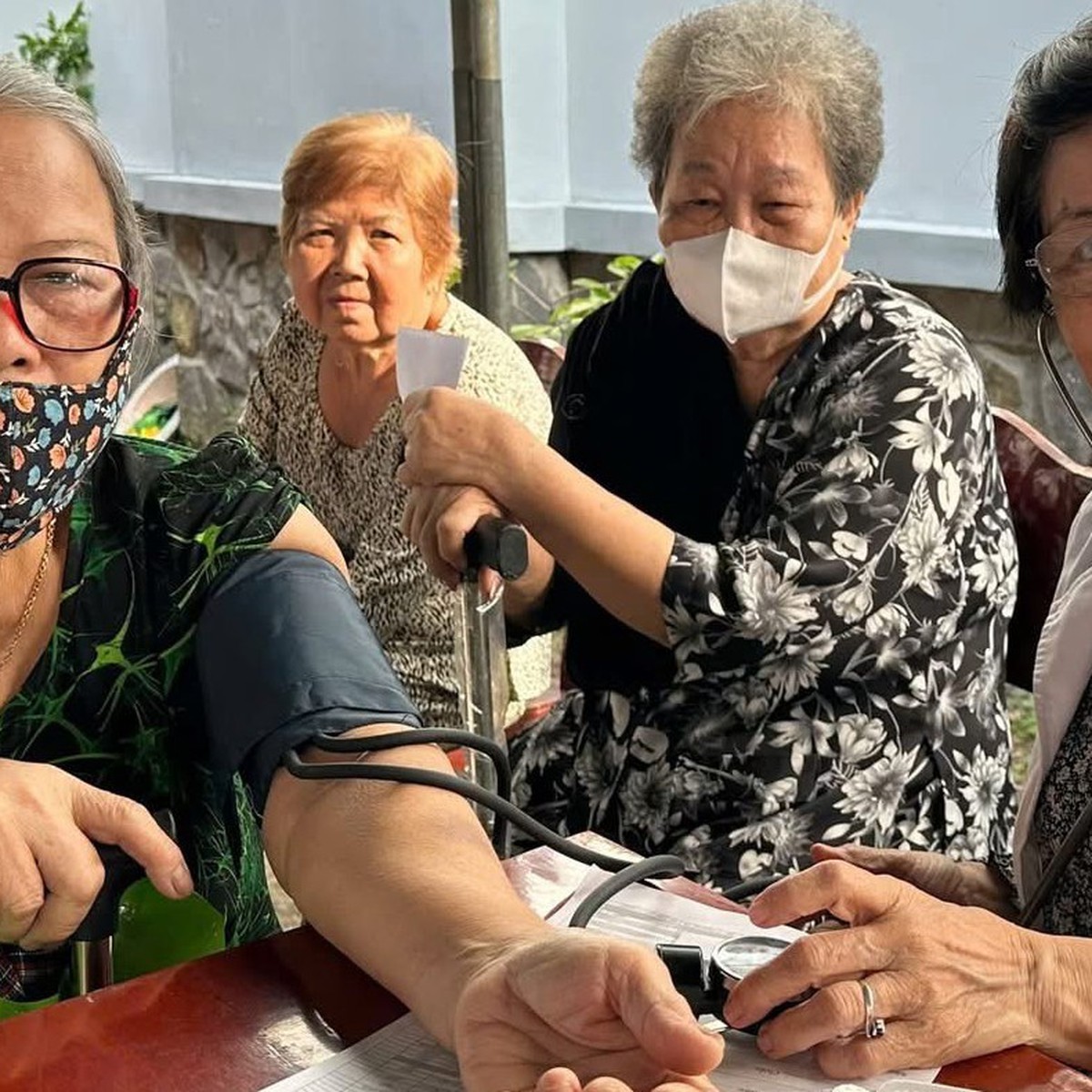 Gần 30 năm thiện nguyện của nữ bác sĩ 74 tuổi: 'Đi chứ, không đi là buồn á!'